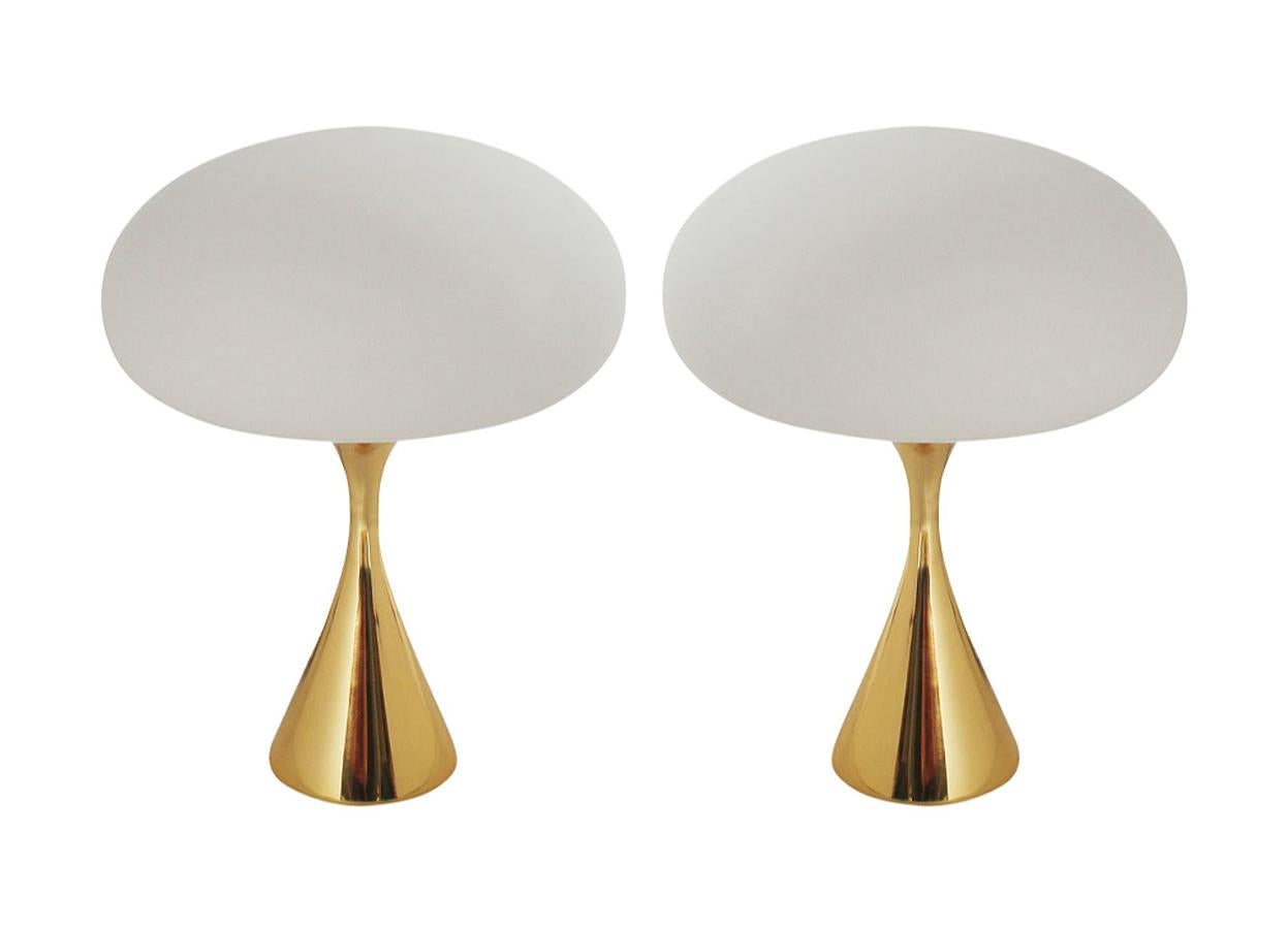 Mid-Century Modern Paire de lampes de bureau de style mi-siècle moderne en laiton et verre blanc de Designline en vente