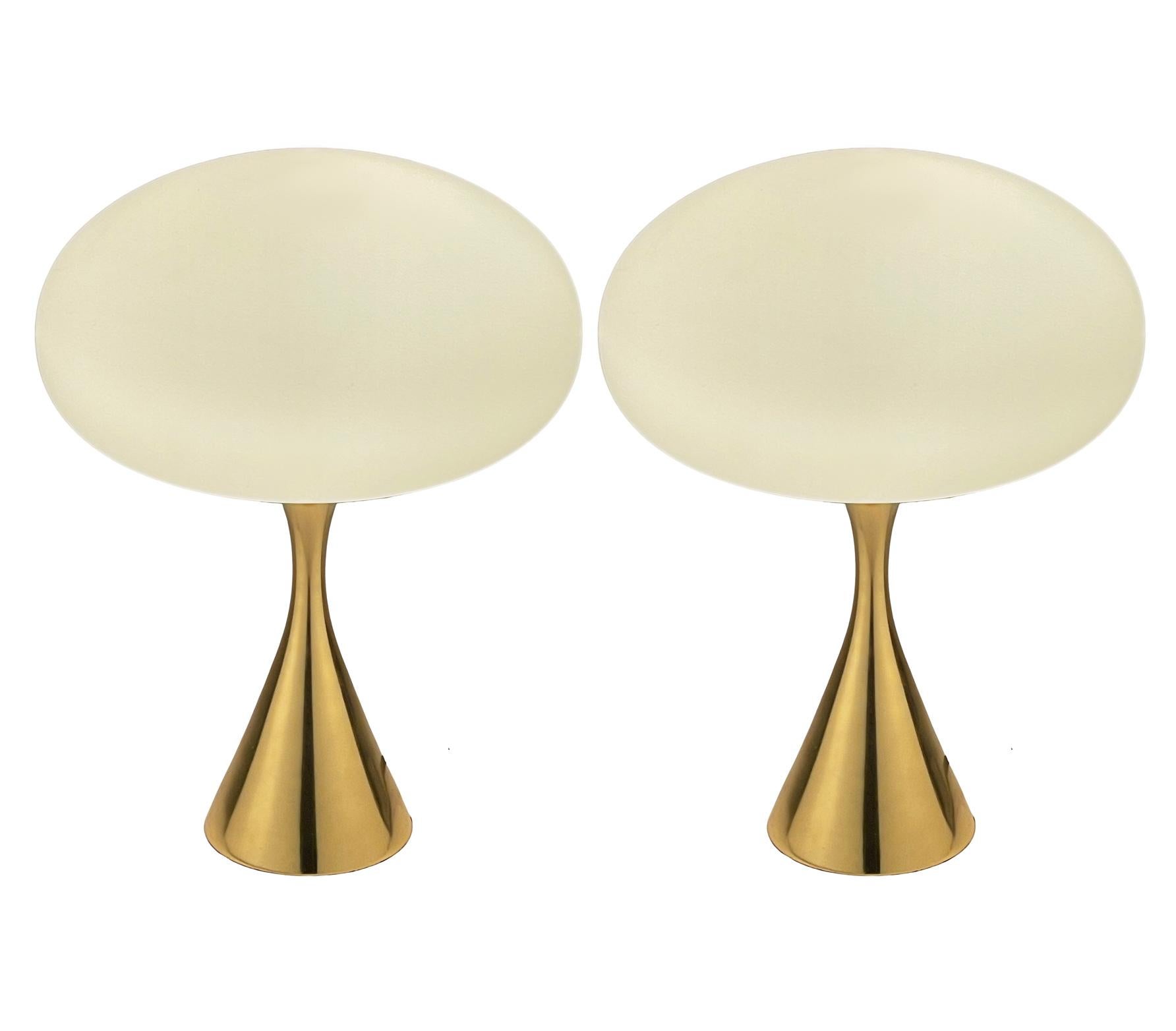 Indien Paire de lampes de bureau de style mi-siècle moderne en laiton et verre blanc de Designline en vente