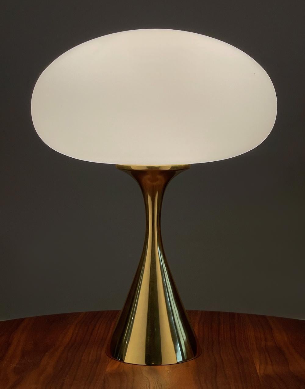 XXIe siècle et contemporain Paire de lampes de bureau de style mi-siècle moderne en laiton et verre blanc de Designline en vente