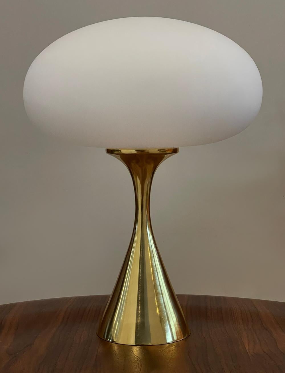 Aluminium Paire de lampes de bureau de style mi-siècle moderne en laiton et verre blanc de Designline en vente