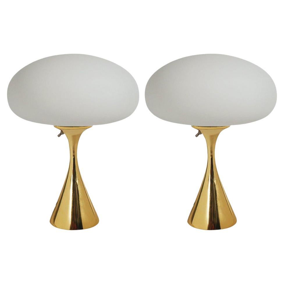 Paire de lampes de bureau de style mi-siècle moderne en laiton et verre blanc de Designline en vente