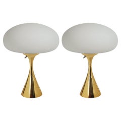 Paire de lampes de bureau de style mi-siècle moderne en laiton et verre blanc de Designline