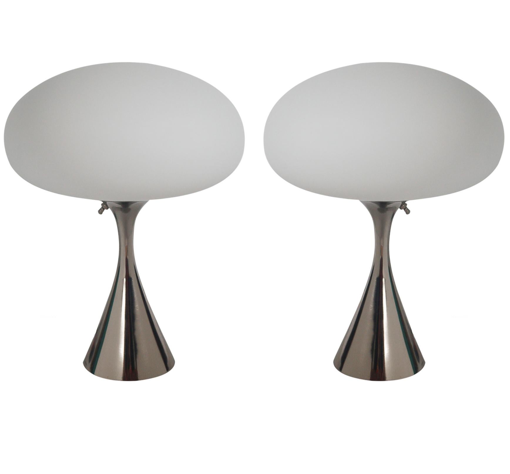 Mid-Century Modern Paire de lampes de table modernes du milieu du siècle dernier par Designline en chrome et verre blanc en vente