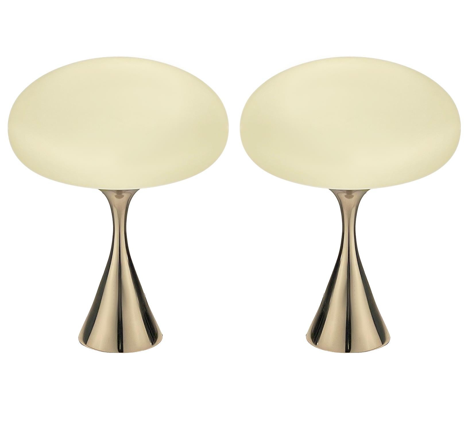 Indien Paire de lampes de table modernes du milieu du siècle dernier par Designline en chrome et verre blanc en vente