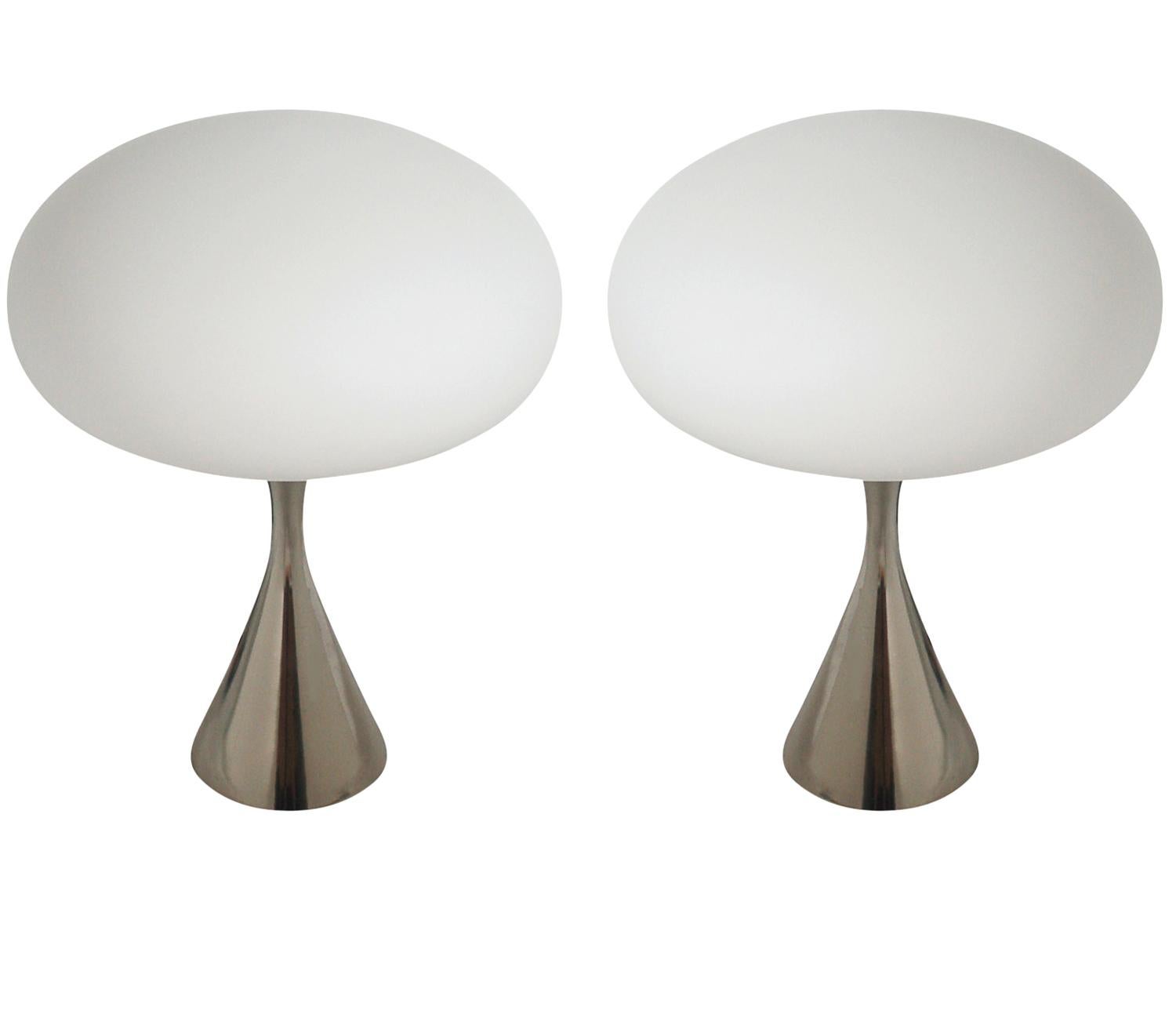 Paire de lampes de table modernes du milieu du siècle dernier par Designline en chrome et verre blanc Neuf - En vente à Philadelphia, PA