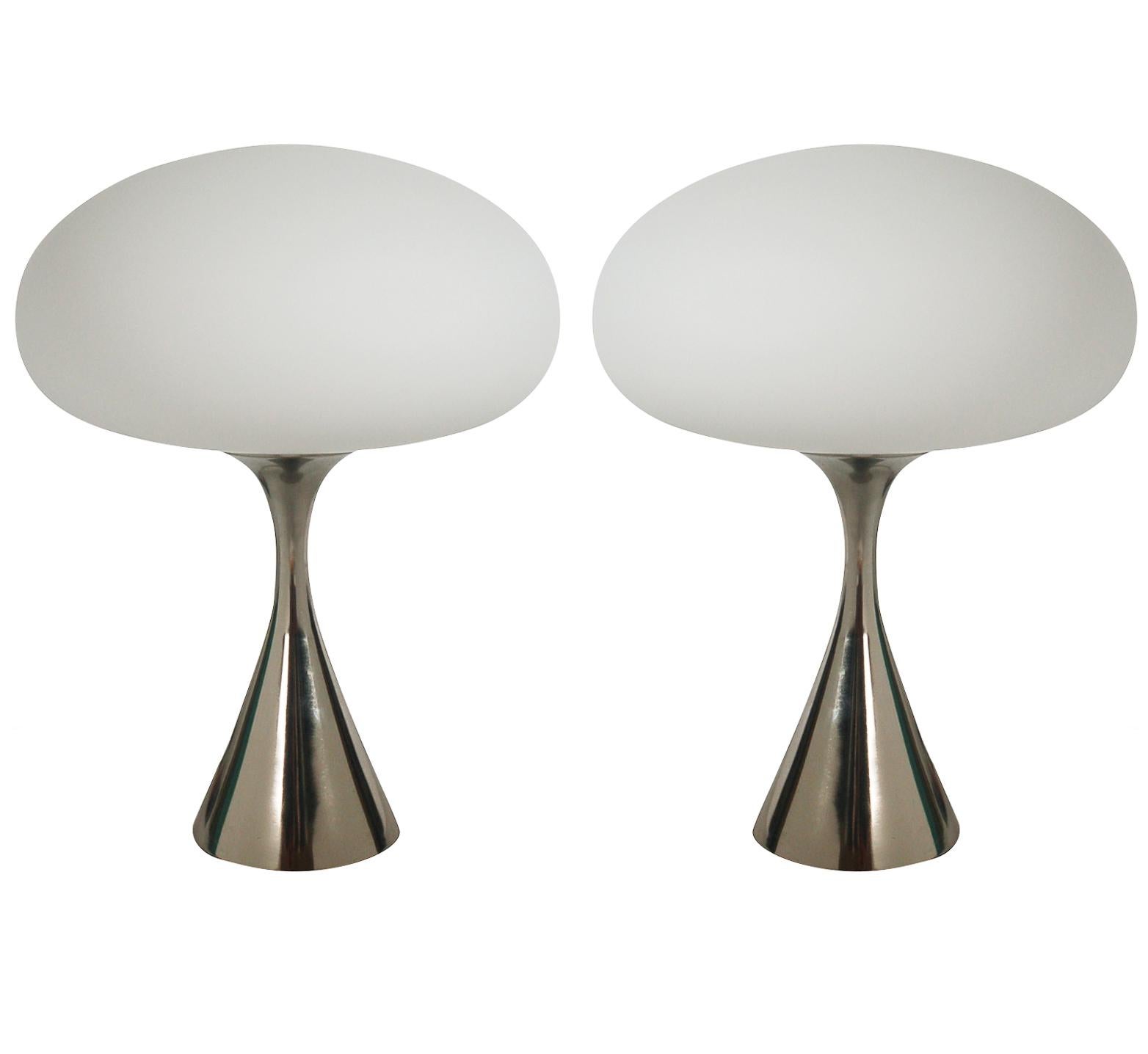 XXIe siècle et contemporain Paire de lampes de table modernes du milieu du siècle dernier par Designline en chrome et verre blanc en vente