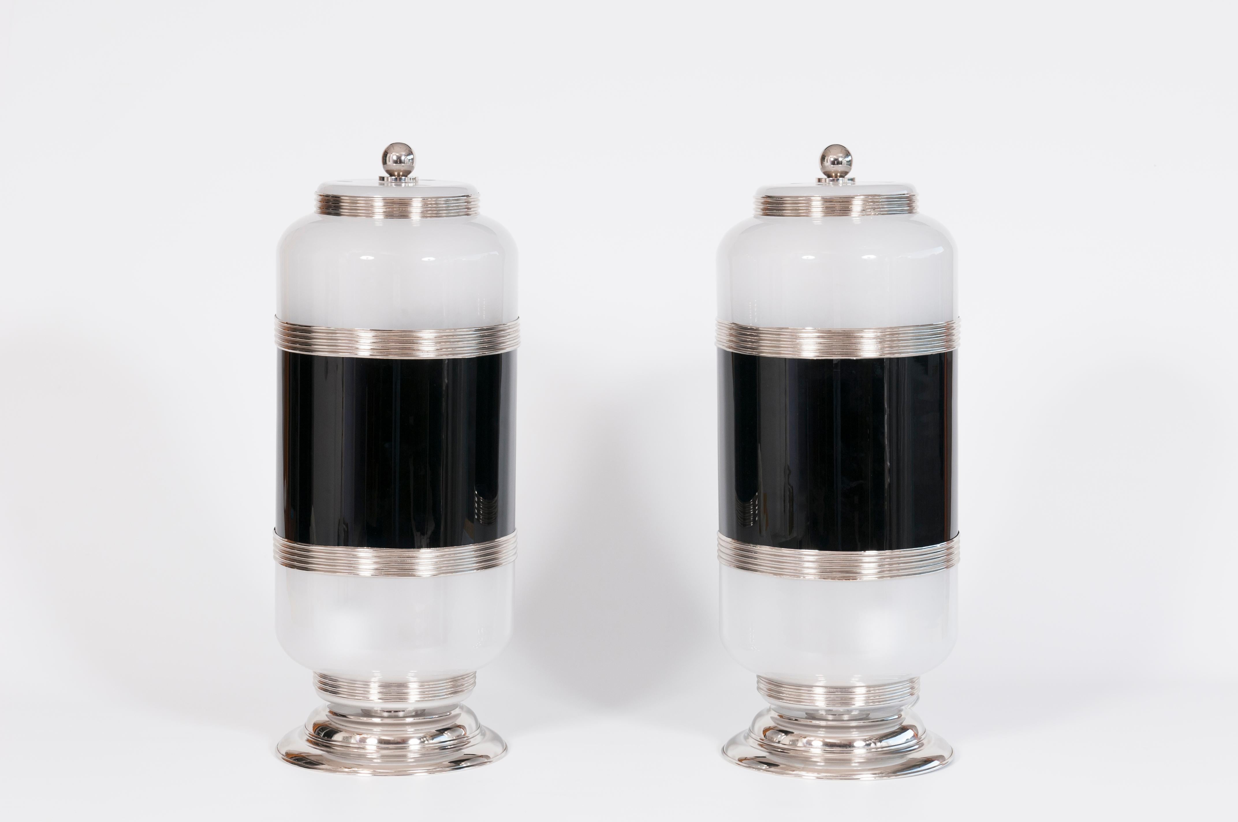 Ein monumentales und stilvolles Paar skulpturaler Tischlampen, das um 1970 vom Studio des Murano-Glasmachermeisters Giovanni Dalla Fina entworfen und hergestellt wurde.

Diese beeindruckenden Lampen verkörpern die schlichte Raffinesse und den