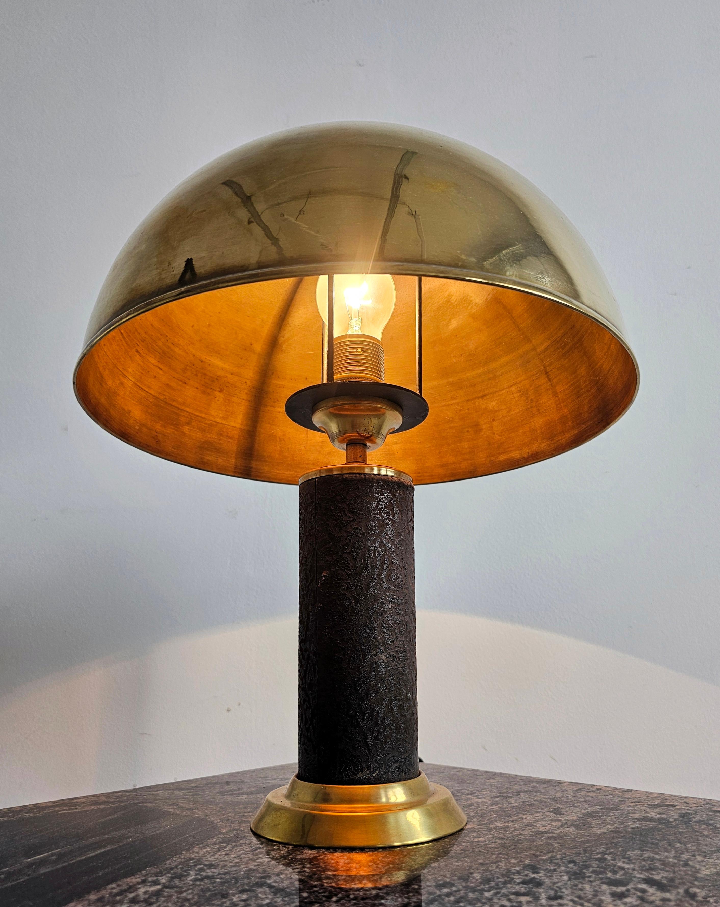 Paire de lampes de bureau modernes du milieu du siècle dernier en laiton et cuir, Autriche années 1960 en vente 3
