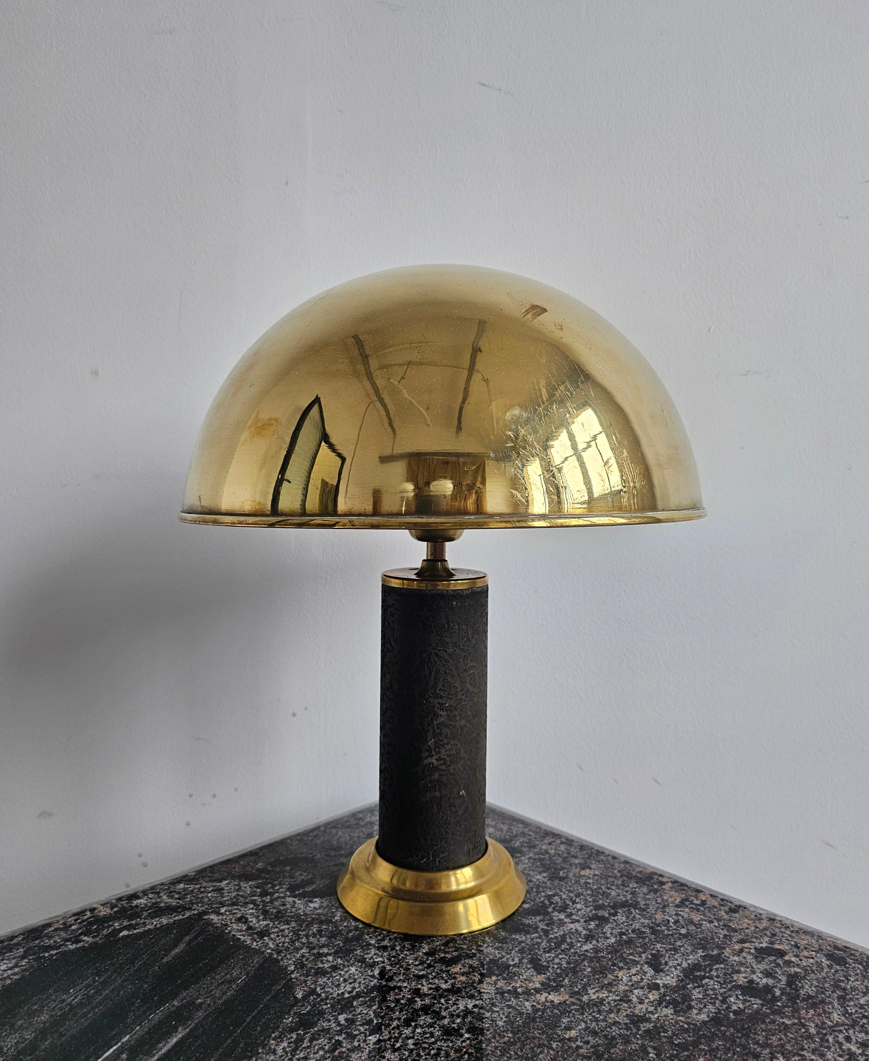 Dans cette annonce, vous trouverez une paire de lampes de table de style moderne du milieu du siècle. Ils sont composés d'une combinaison de cuir et de laiton. La base des lampes est en laiton et en cuir. À première vue, ils semblent identiques,