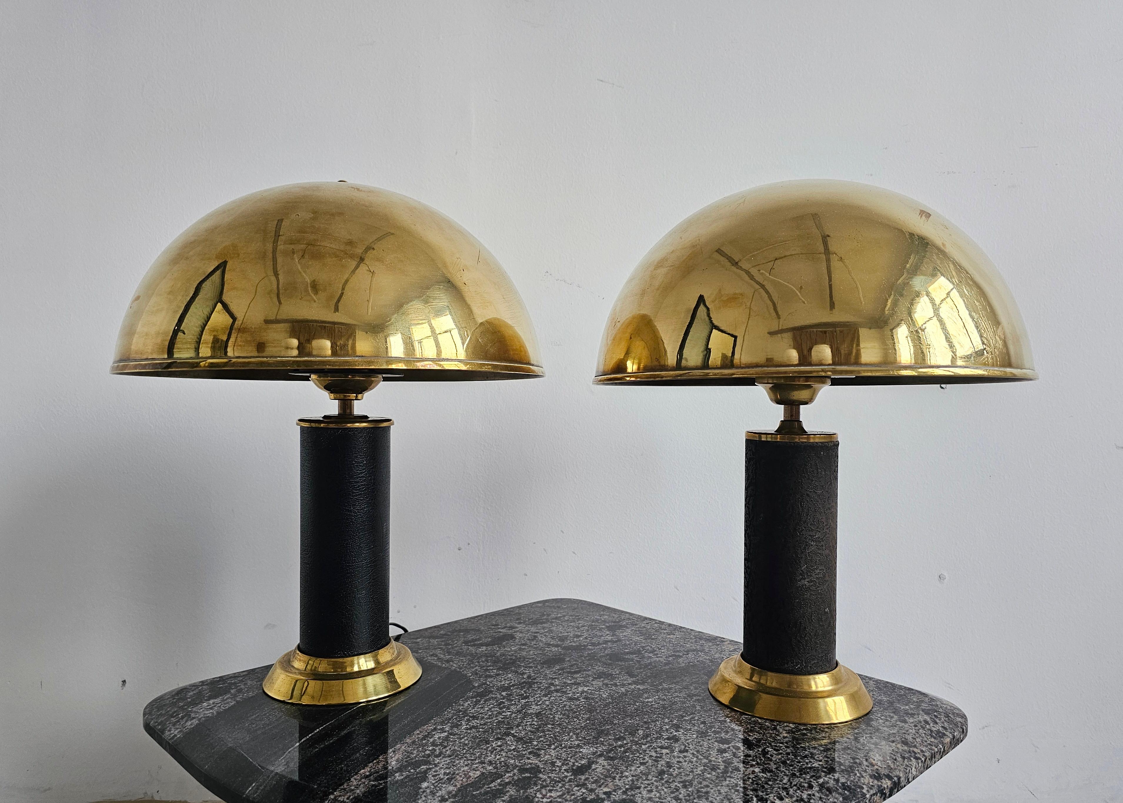Mid-Century Modern Paire de lampes de bureau modernes du milieu du siècle dernier en laiton et cuir, Autriche années 1960 en vente