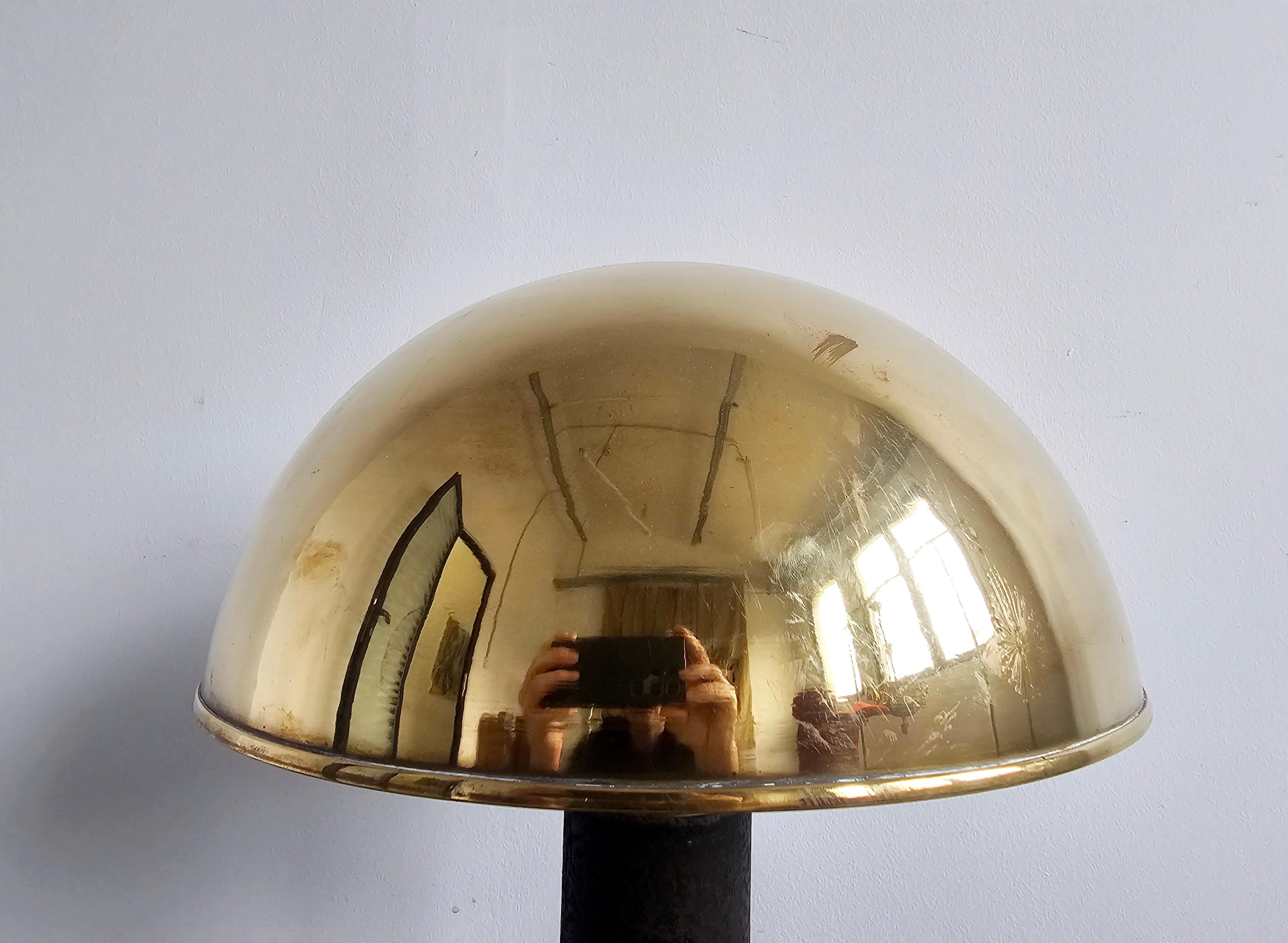 Autrichien Paire de lampes de bureau modernes du milieu du siècle dernier en laiton et cuir, Autriche années 1960 en vente