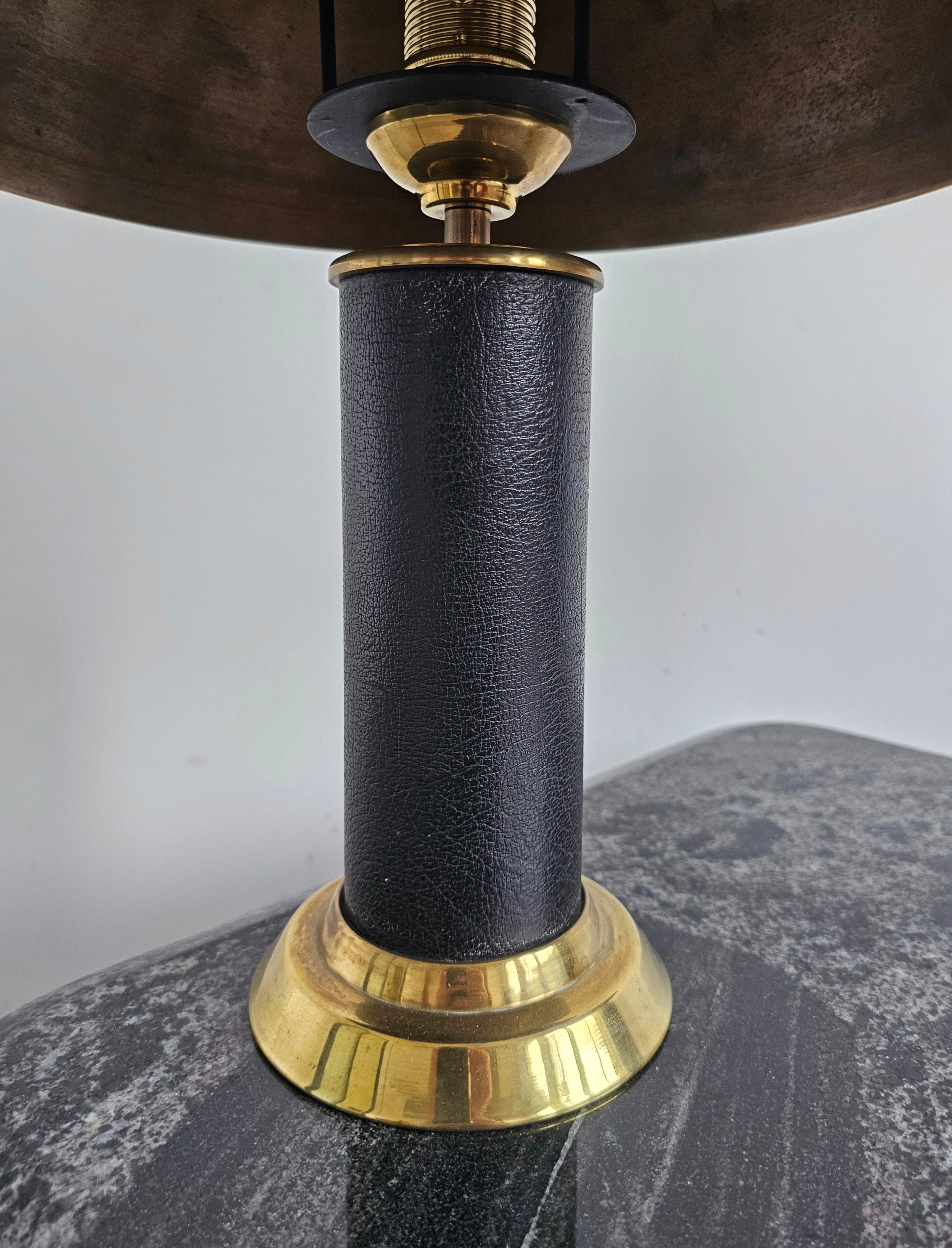 Milieu du XXe siècle Paire de lampes de bureau modernes du milieu du siècle dernier en laiton et cuir, Autriche années 1960 en vente