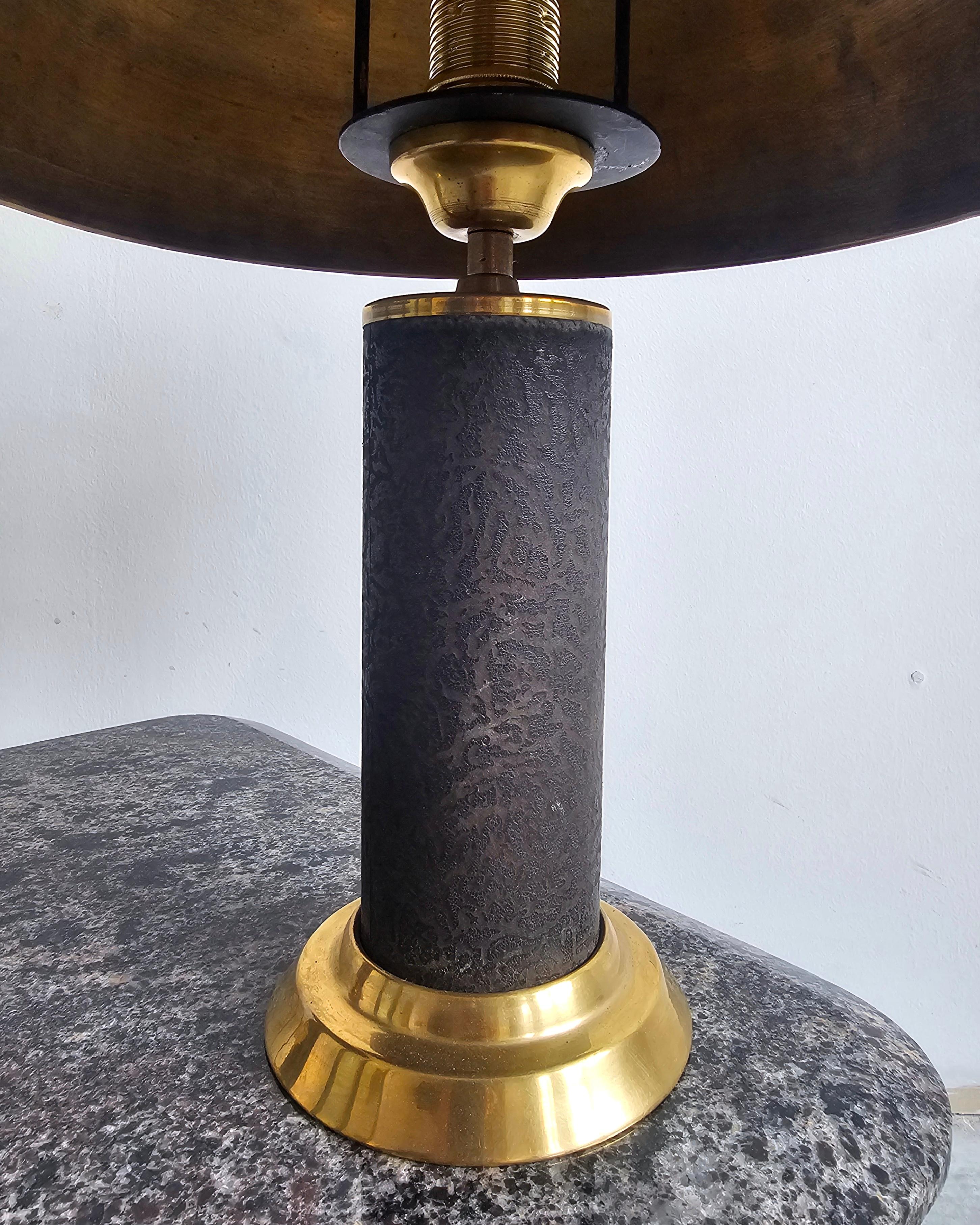 Laiton Paire de lampes de bureau modernes du milieu du siècle dernier en laiton et cuir, Autriche années 1960 en vente