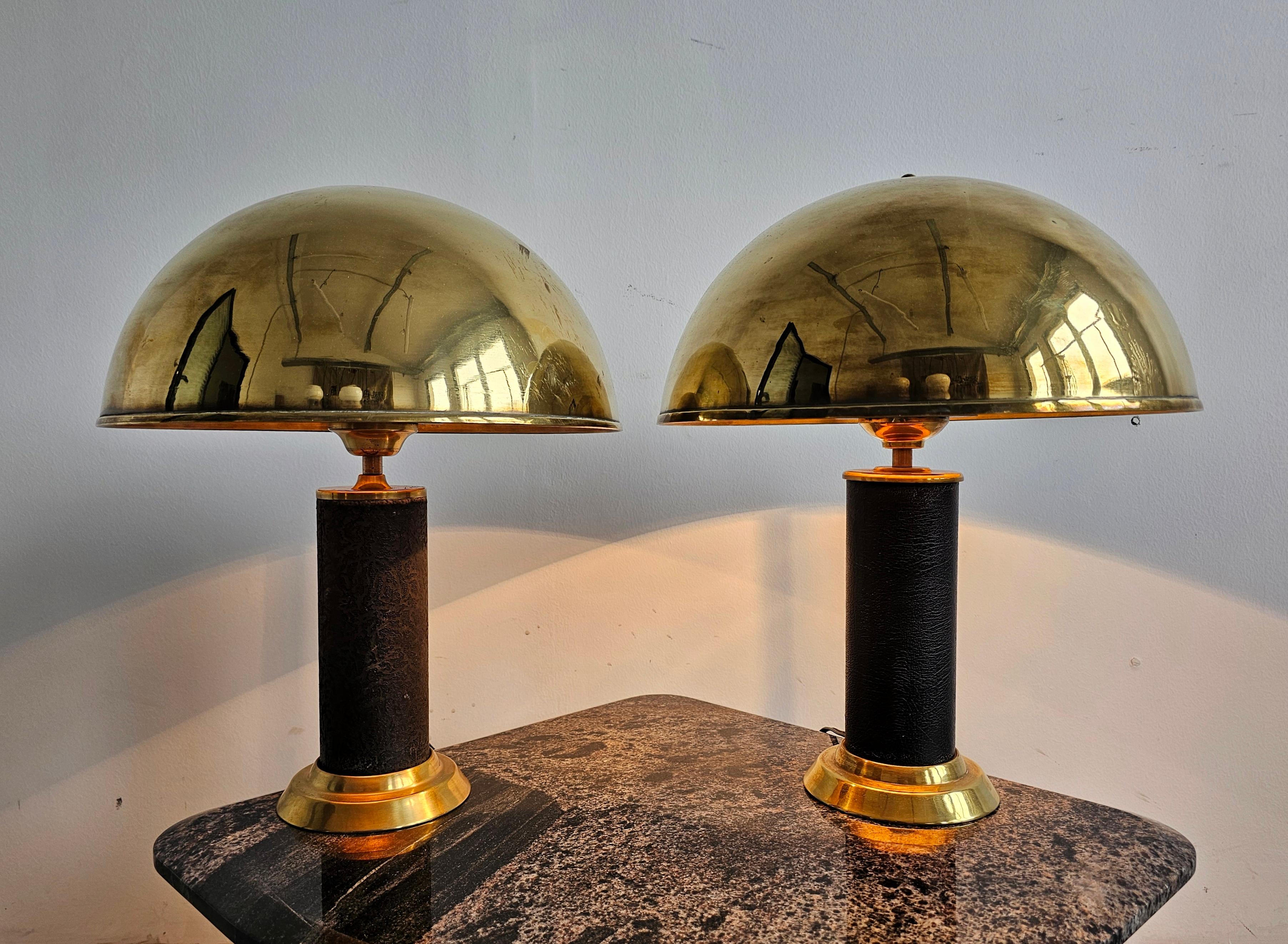 Paire de lampes de bureau modernes du milieu du siècle dernier en laiton et cuir, Autriche années 1960 en vente 1