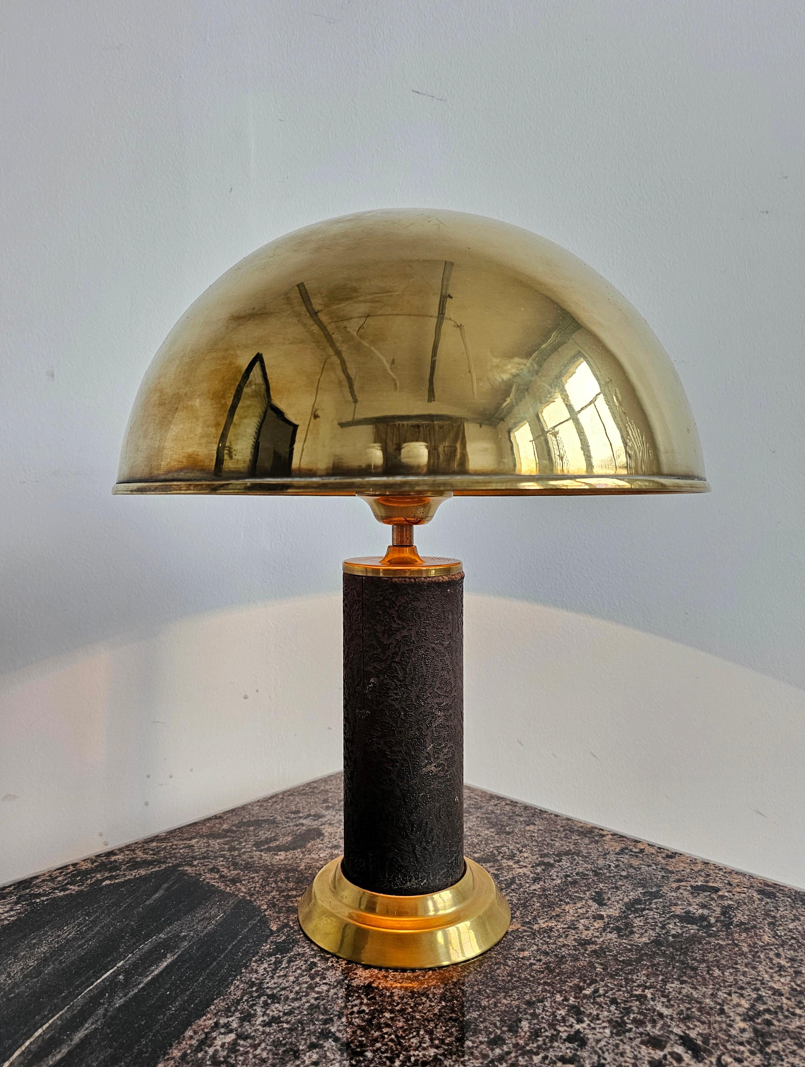 Paire de lampes de bureau modernes du milieu du siècle dernier en laiton et cuir, Autriche années 1960 en vente 2