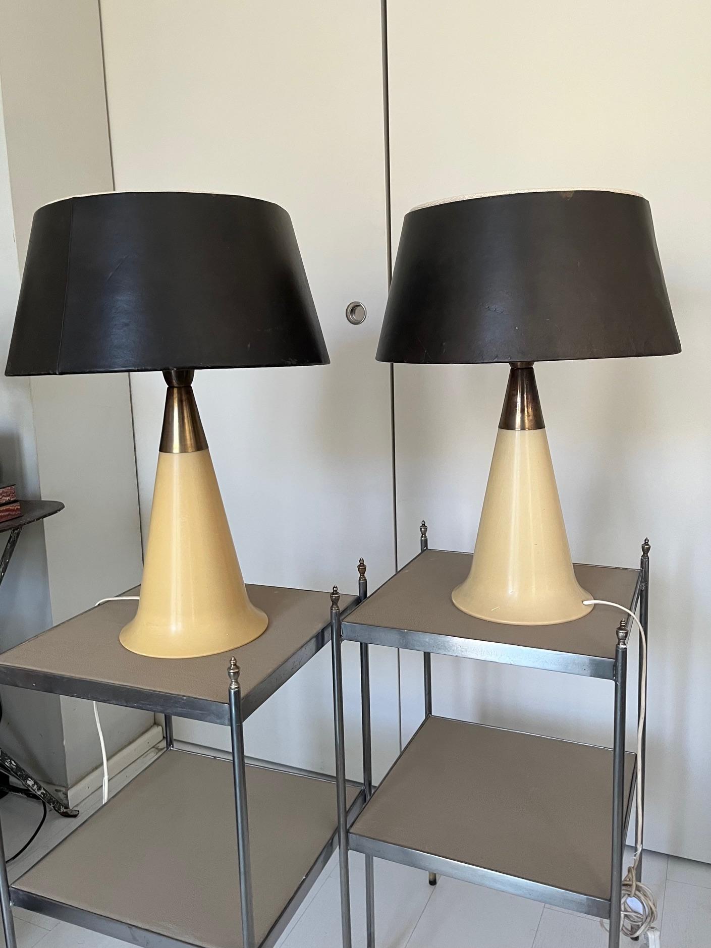 Par de  Lámparas de mesa modernas de mediados de siglo de plástico y latón con pantallas negras en venta 3