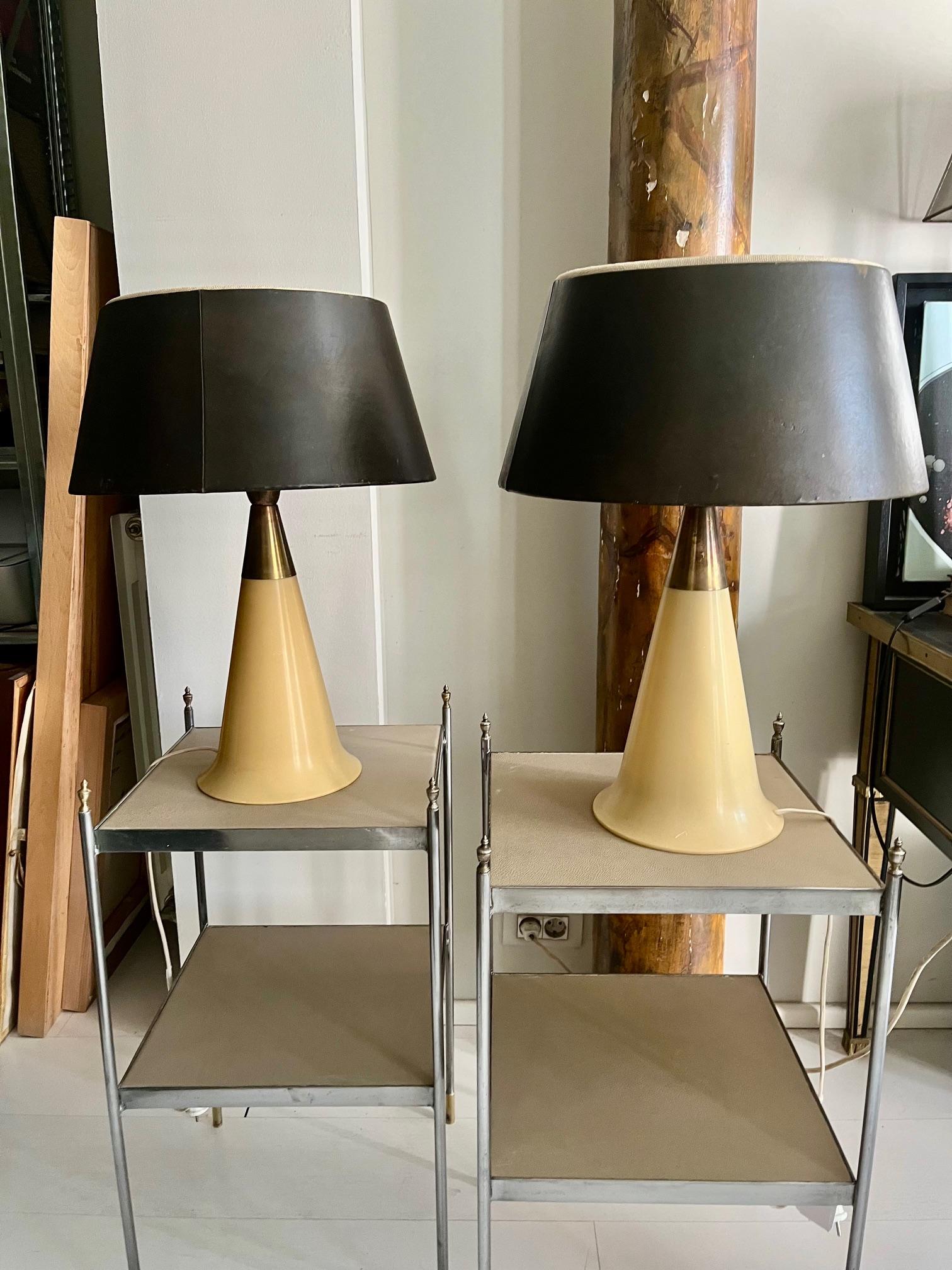 Par de  Lámparas de mesa modernas de mediados de siglo de plástico y latón con pantallas negras en venta 4