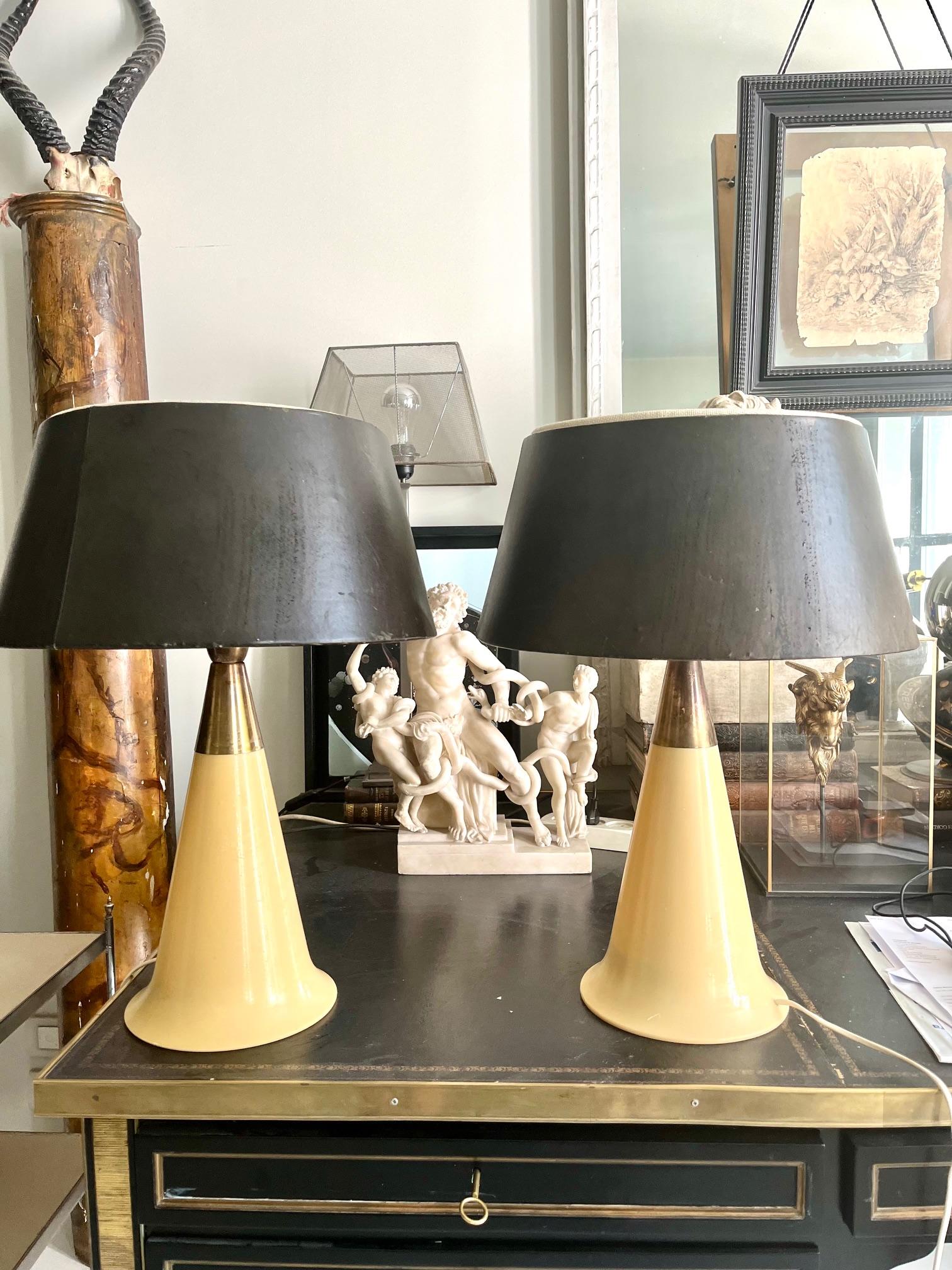 Par de  Lámparas de mesa modernas de mediados de siglo de plástico y latón con pantallas negras en venta 5