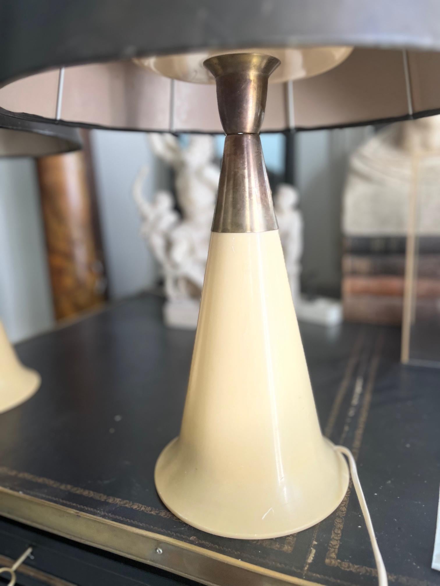 Par de  Lámparas de mesa modernas de mediados de siglo de plástico y latón con pantallas negras en venta 6