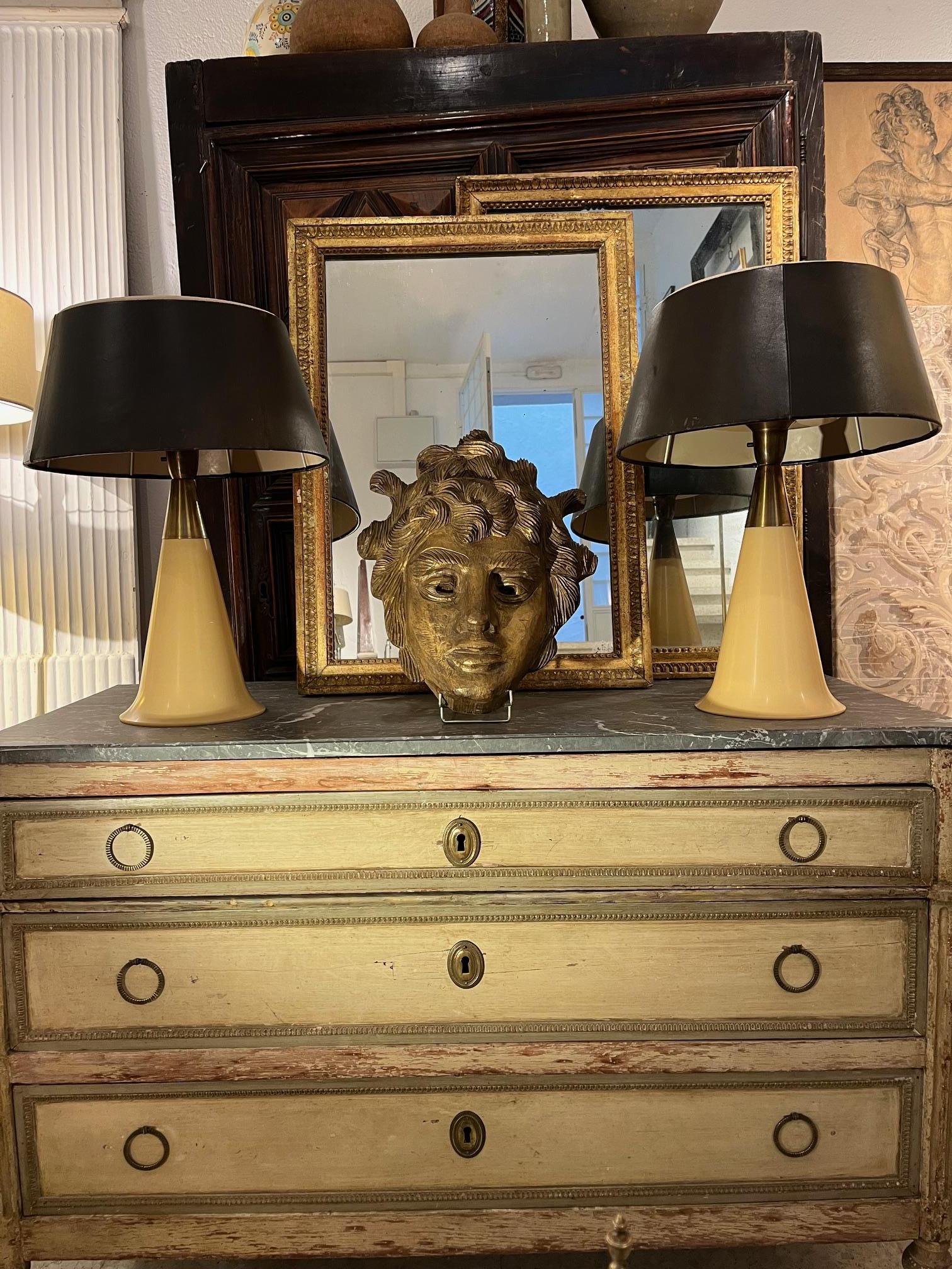 Par de  Lámparas de mesa modernas de mediados de siglo de plástico y latón con pantallas negras en venta 7