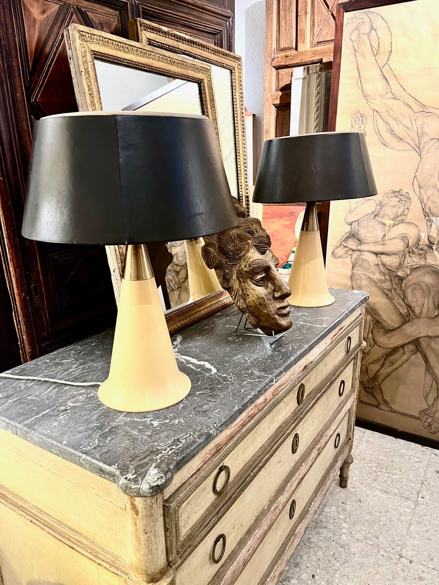 Par de  Lámparas de mesa modernas de mediados de siglo de plástico y latón con pantallas negras en venta 8