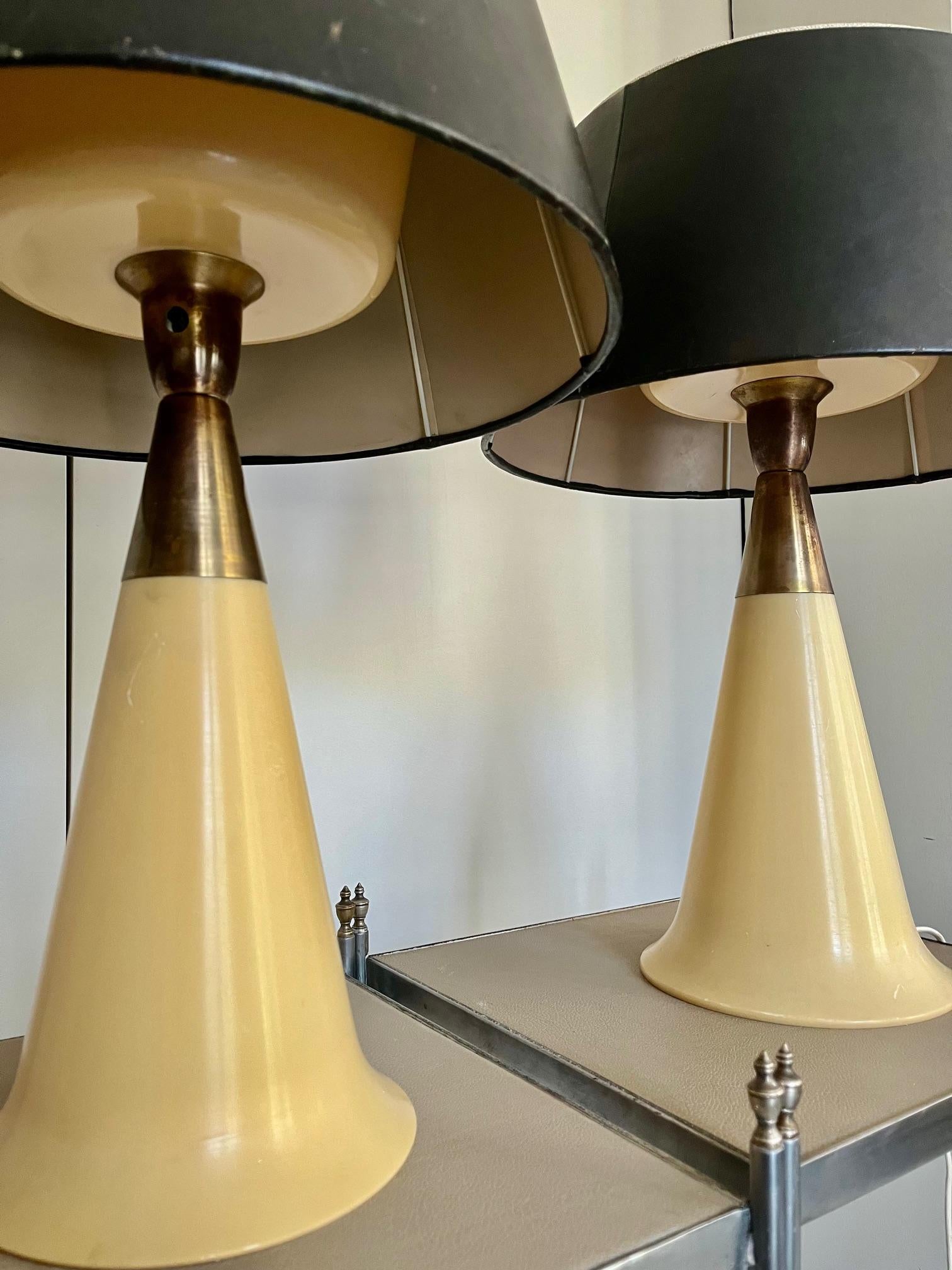 Par de  Lámparas de mesa modernas de mediados de siglo de plástico y latón con pantallas negras Moderno de mediados de siglo en venta