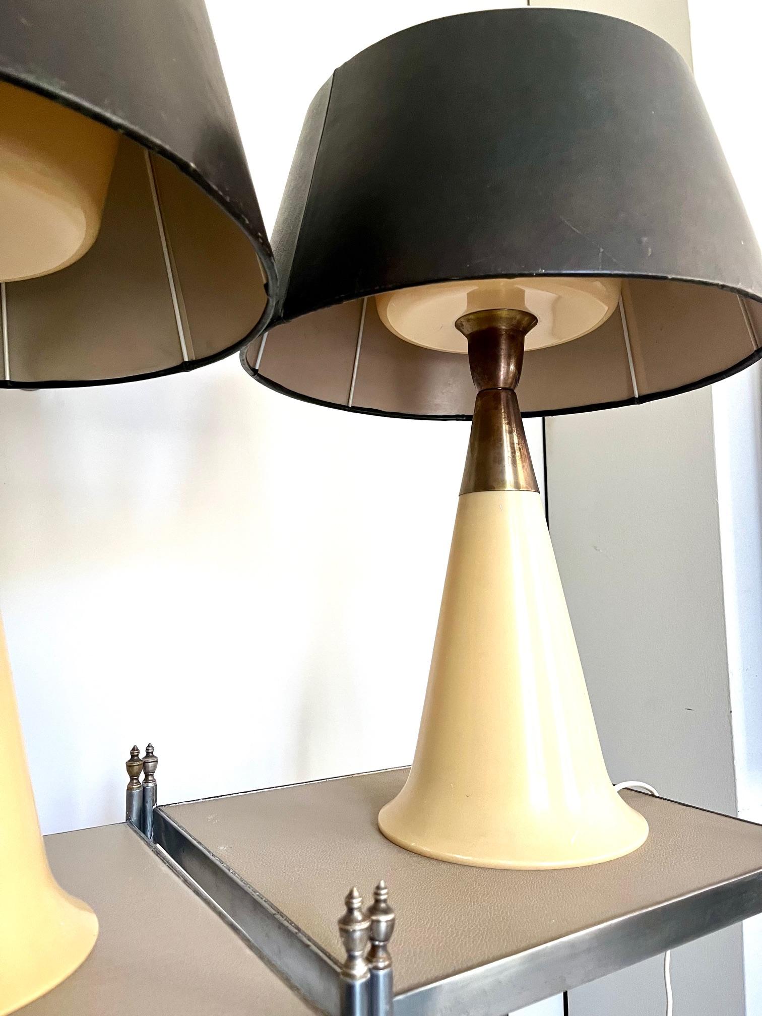 Par de  Lámparas de mesa modernas de mediados de siglo de plástico y latón con pantallas negras Danés en venta