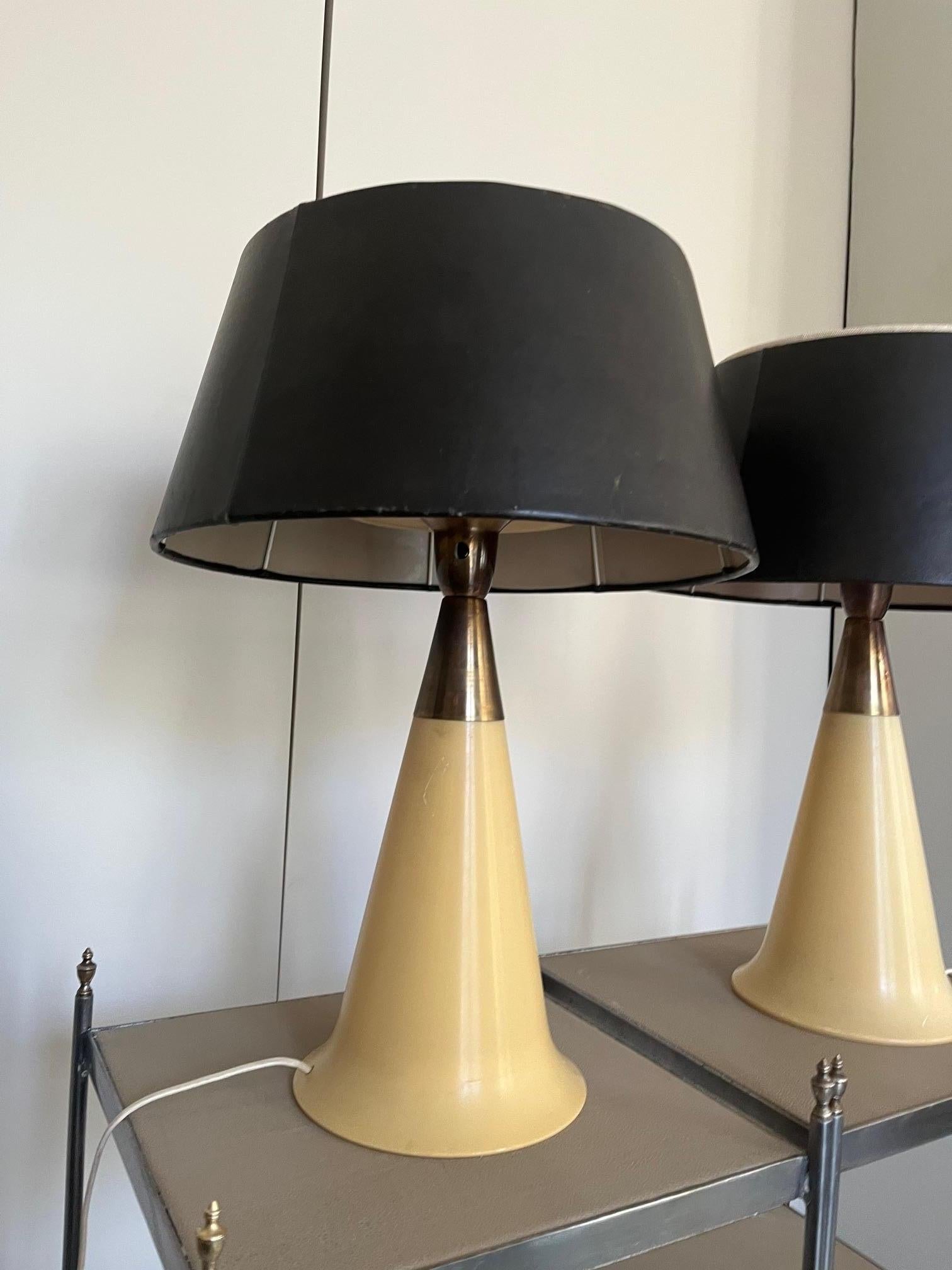 Par de  Lámparas de mesa modernas de mediados de siglo de plástico y latón con pantallas negras en Bueno estado para la venta en Madrid, ES