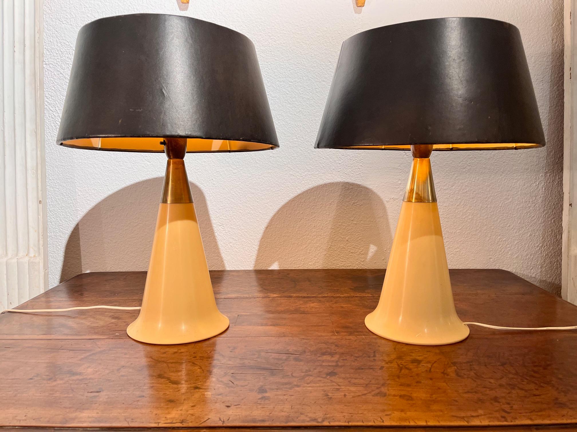 Par de  Lámparas de mesa modernas de mediados de siglo de plástico y latón con pantallas negras siglo XX en venta