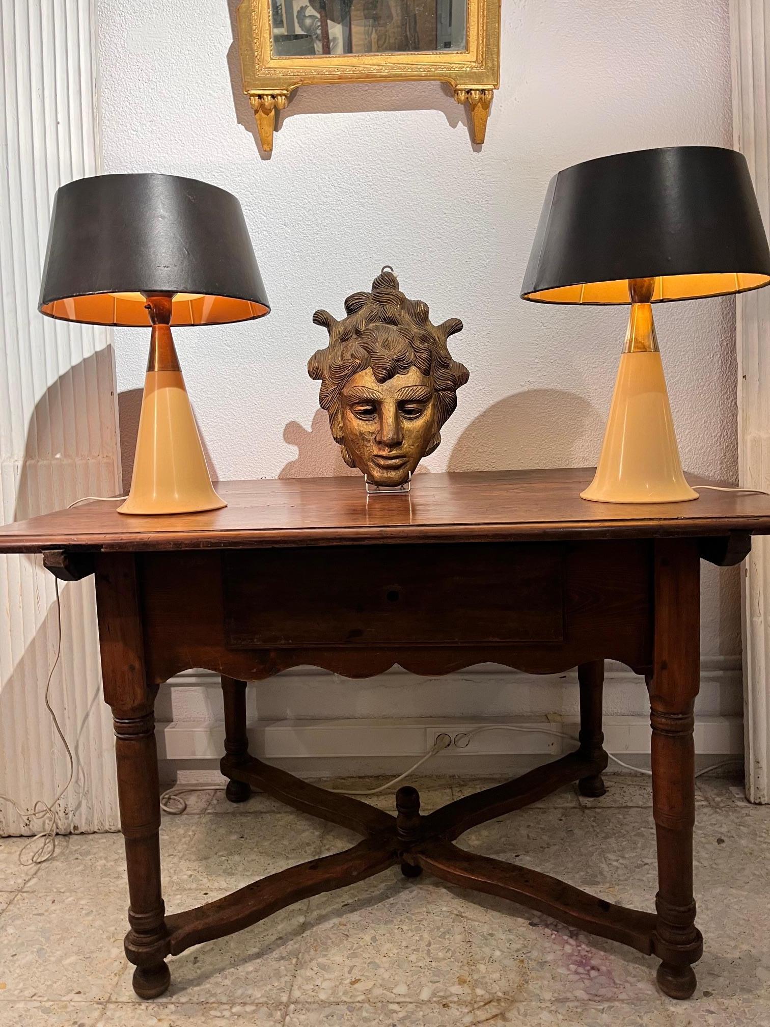 Par de  Lámparas de mesa modernas de mediados de siglo de plástico y latón con pantallas negras Plástico en venta