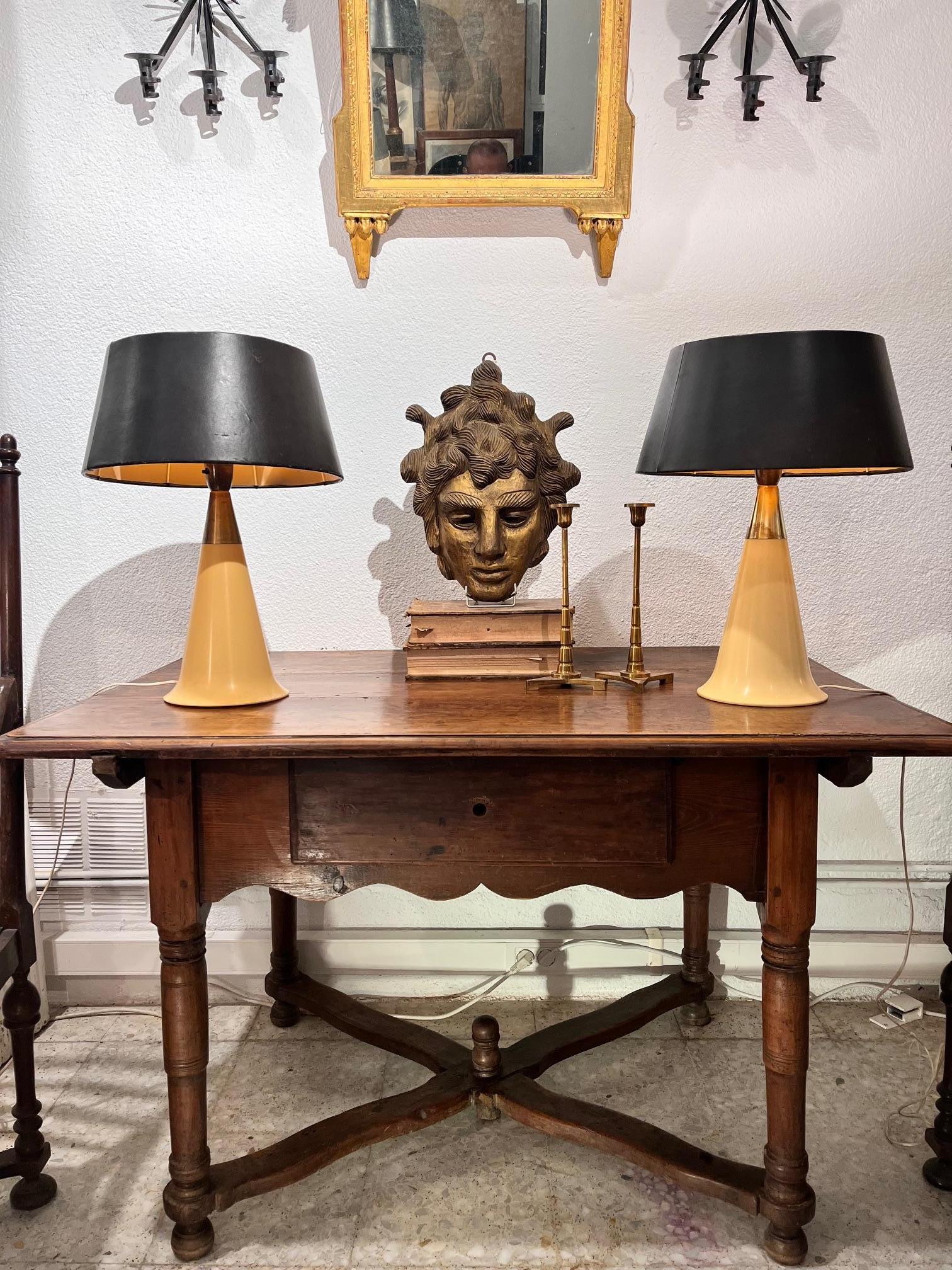 Par de  Lámparas de mesa modernas de mediados de siglo de plástico y latón con pantallas negras en venta 1