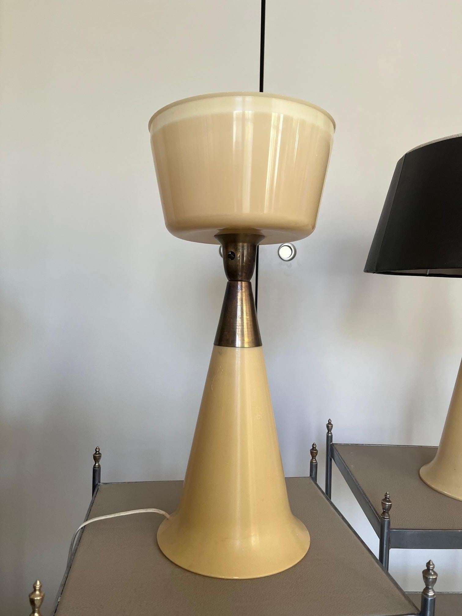 Par de  Lámparas de mesa modernas de mediados de siglo de plástico y latón con pantallas negras en venta 2