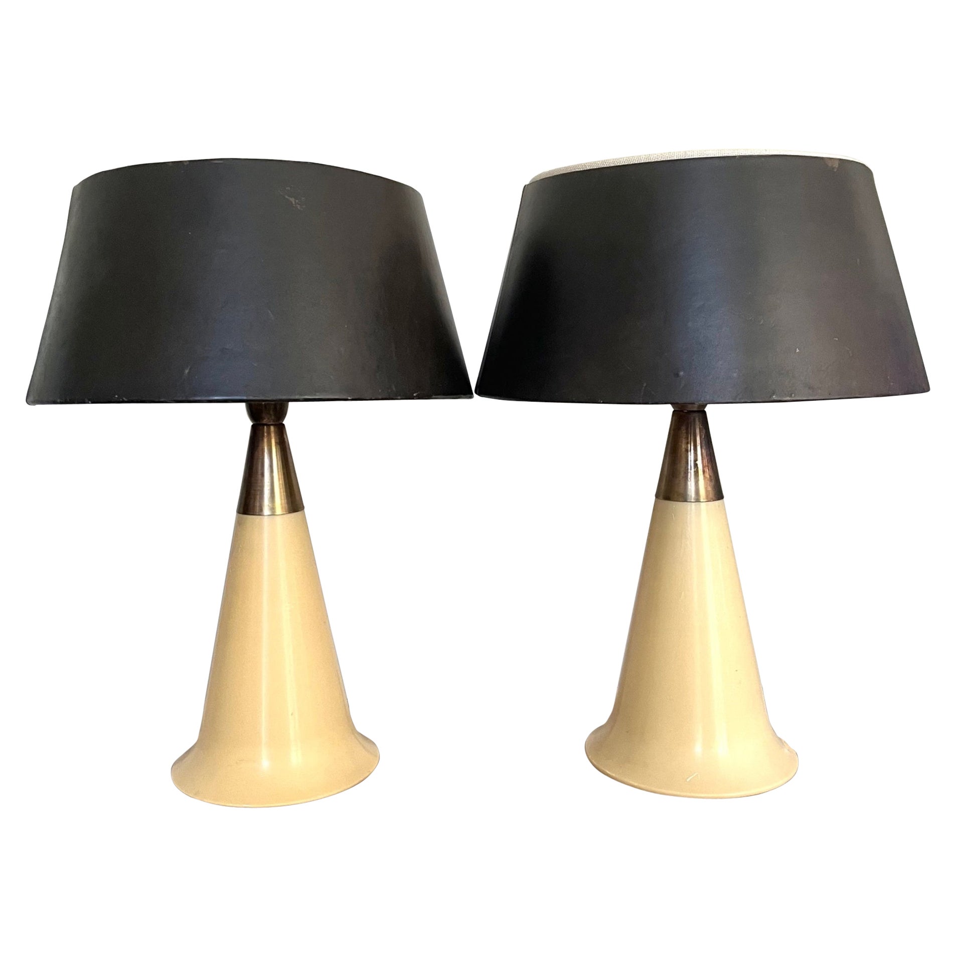 Paire de Lampes de table modernes du milieu du siècle en plastique et laiton avec abat-jour noir