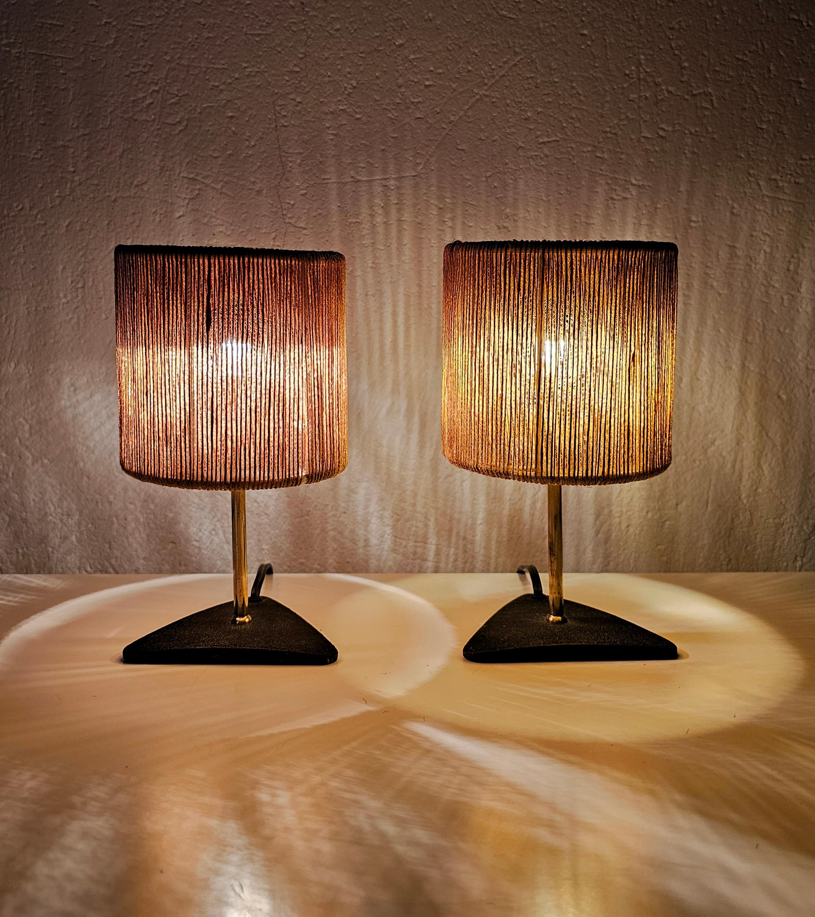 In diesem Angebot finden Sie ein Paar spektakuläre Mid Century Modern Tischlampen im Stil von Carl Aubock. Sie haben einen schönen dreieckigen Sockel aus Schmiedeeisen und kleine gewebte Schirme aus Naturgarn. Hergestellt in Österreich in den späten