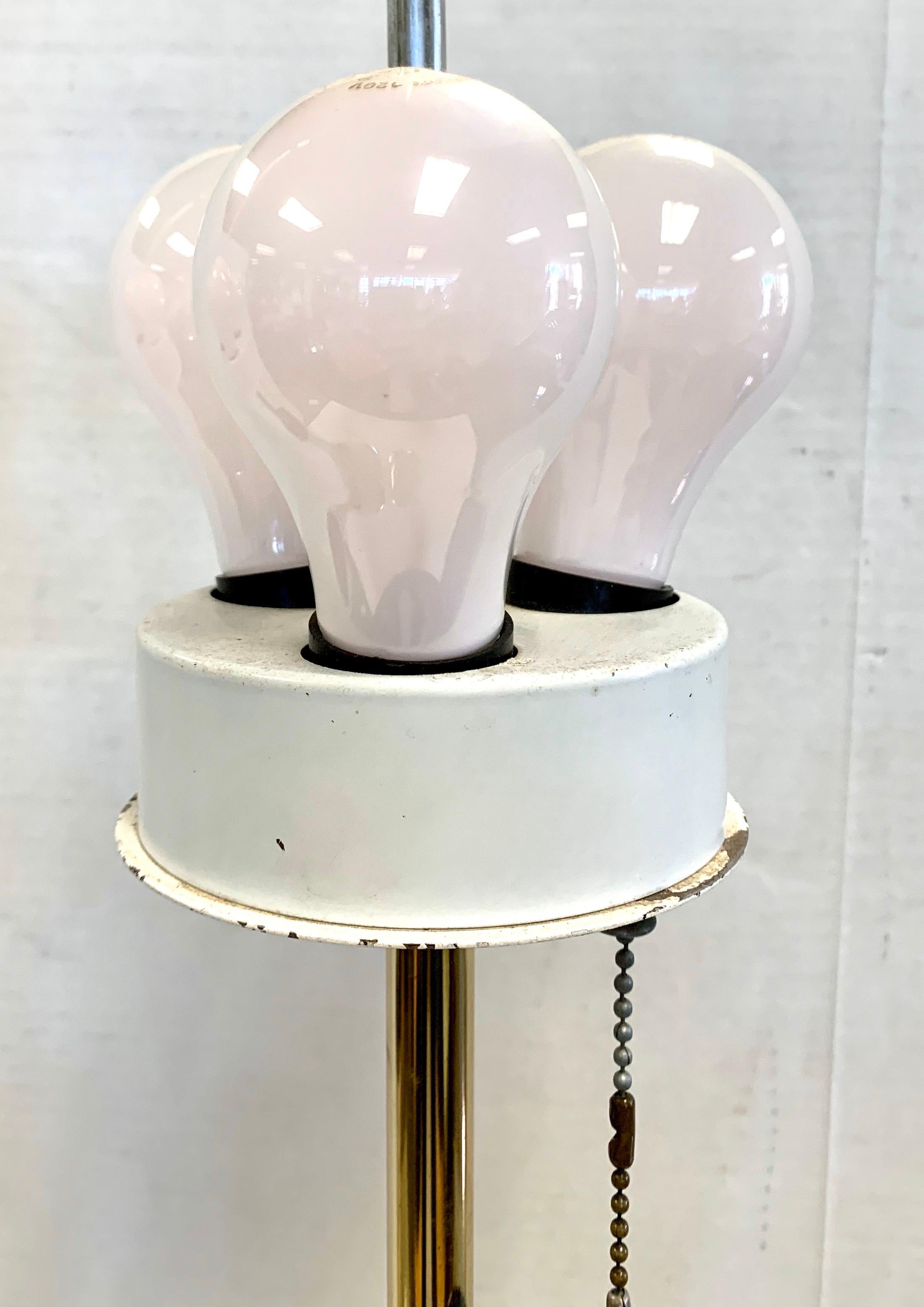 Paar moderne:: hohe skulpturale italienische Tischlampen aus der Mitte des Jahrhunderts (Messing) im Angebot