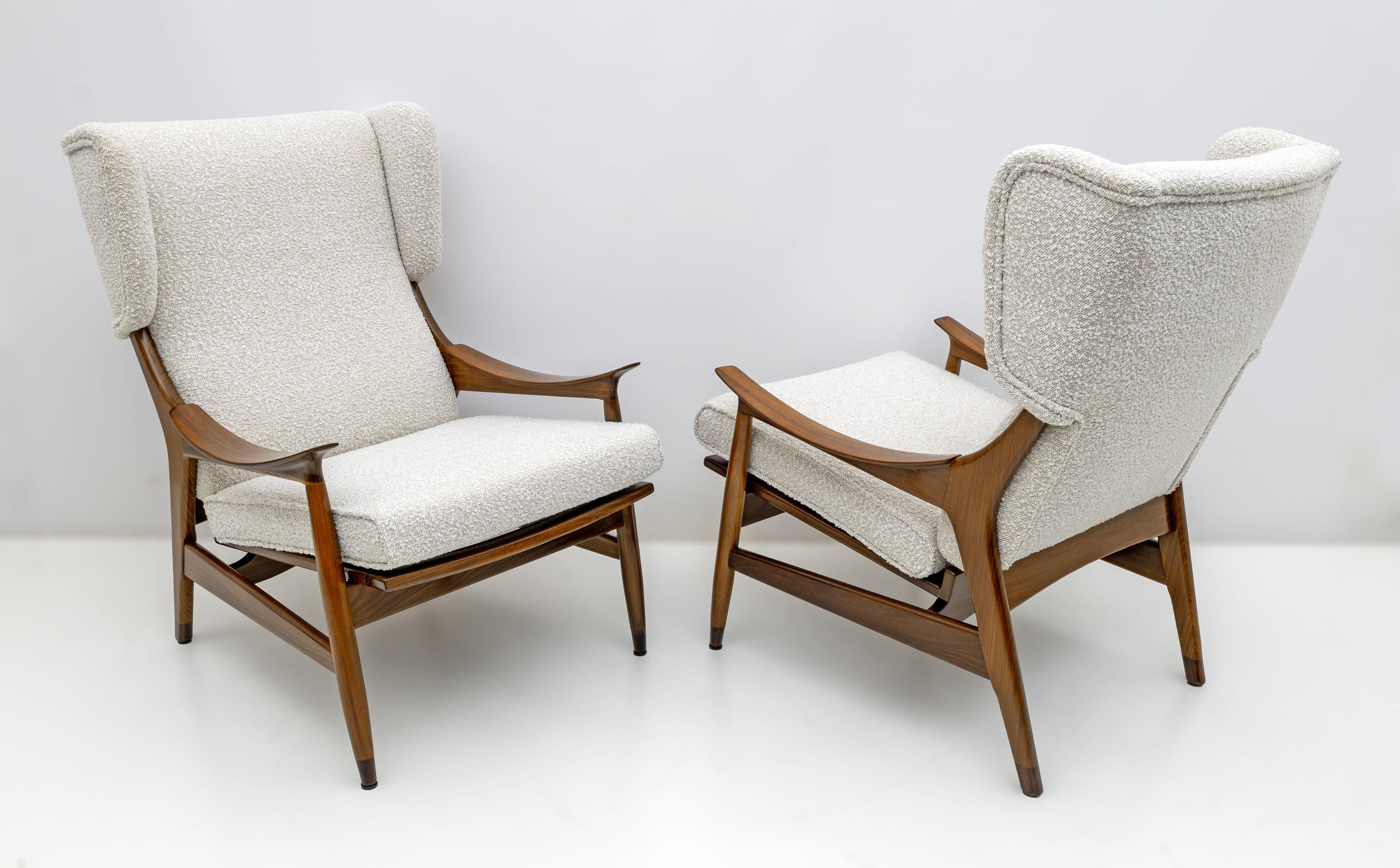 Produite en Italie dans les années 1950 par la société Framar (Fratelli Marelli), cette paire de chaises longues spectaculaires ! Avec leur structure légère en bois de rose, leur dossier en forme d'aile et leurs accoudoirs arrondis, ces chaises de
