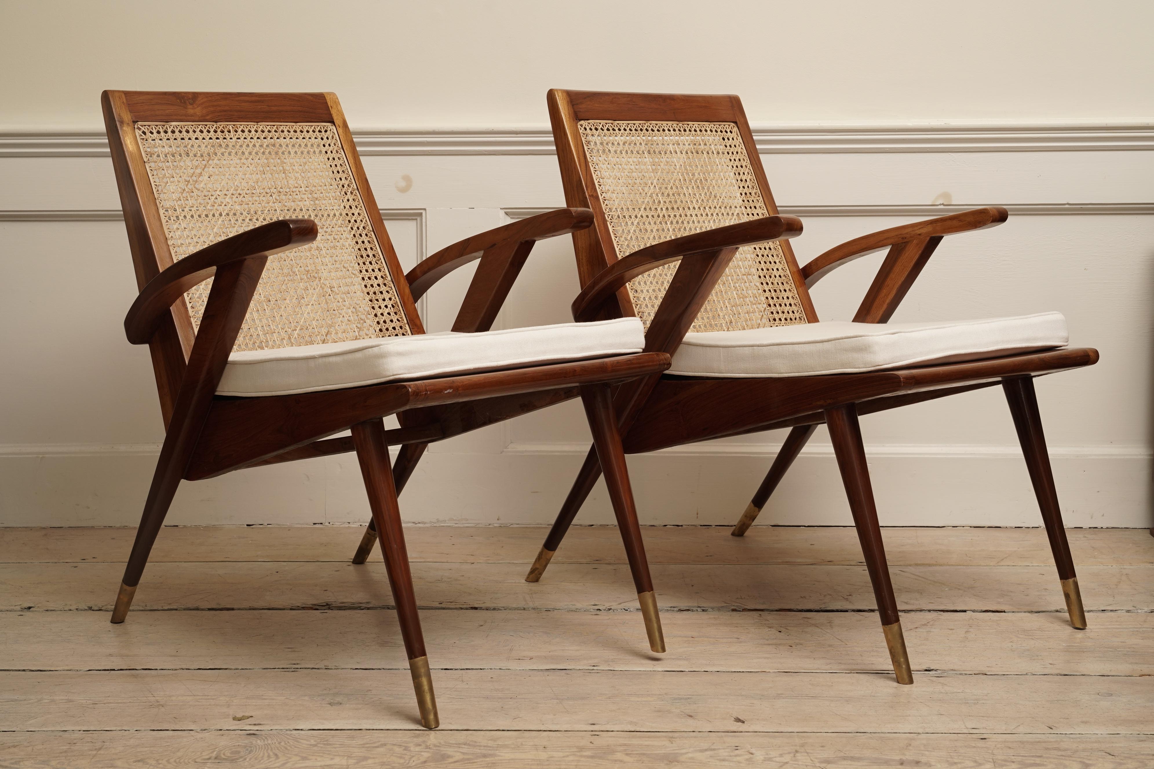 Pair of Mid-Century Modern Teak Caned Side or Lounge Chairs with White Cushions 1