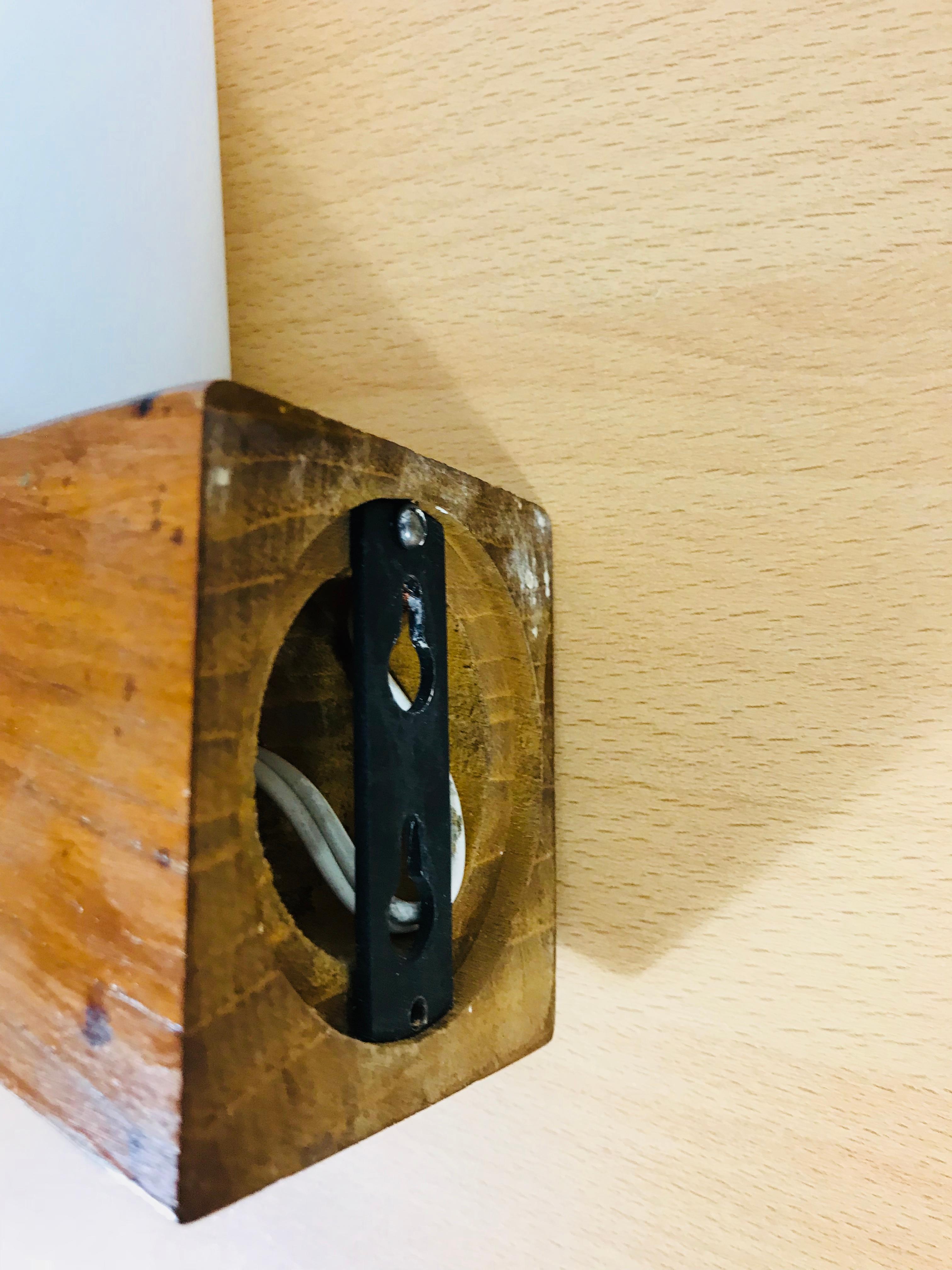 Lámparas de pared modernas de mediados de siglo de teca y cristal opaco, años 60, escandinavas, Pareja Vidrio opalino en venta