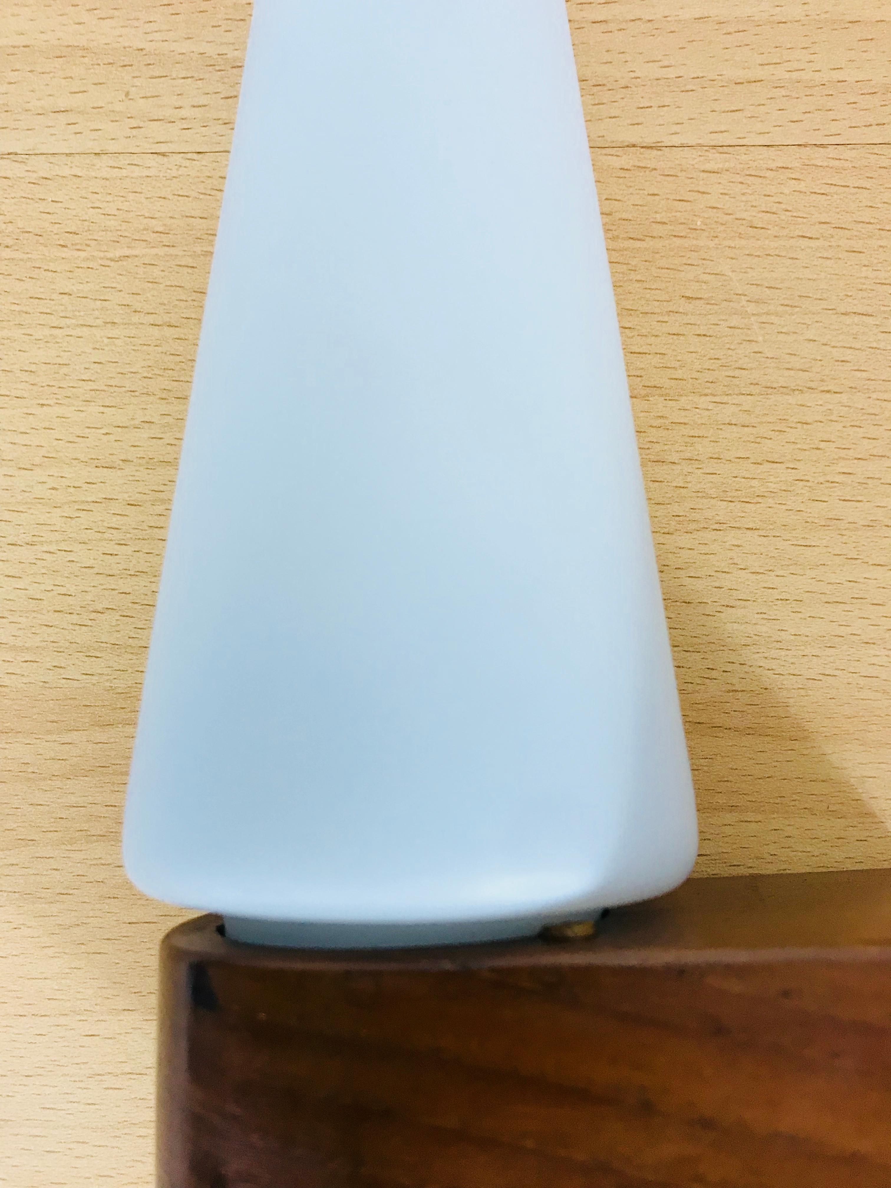 Lámparas de pared modernas de mediados de siglo de teca y cristal opaco, años 60, escandinavas, Pareja en venta 1