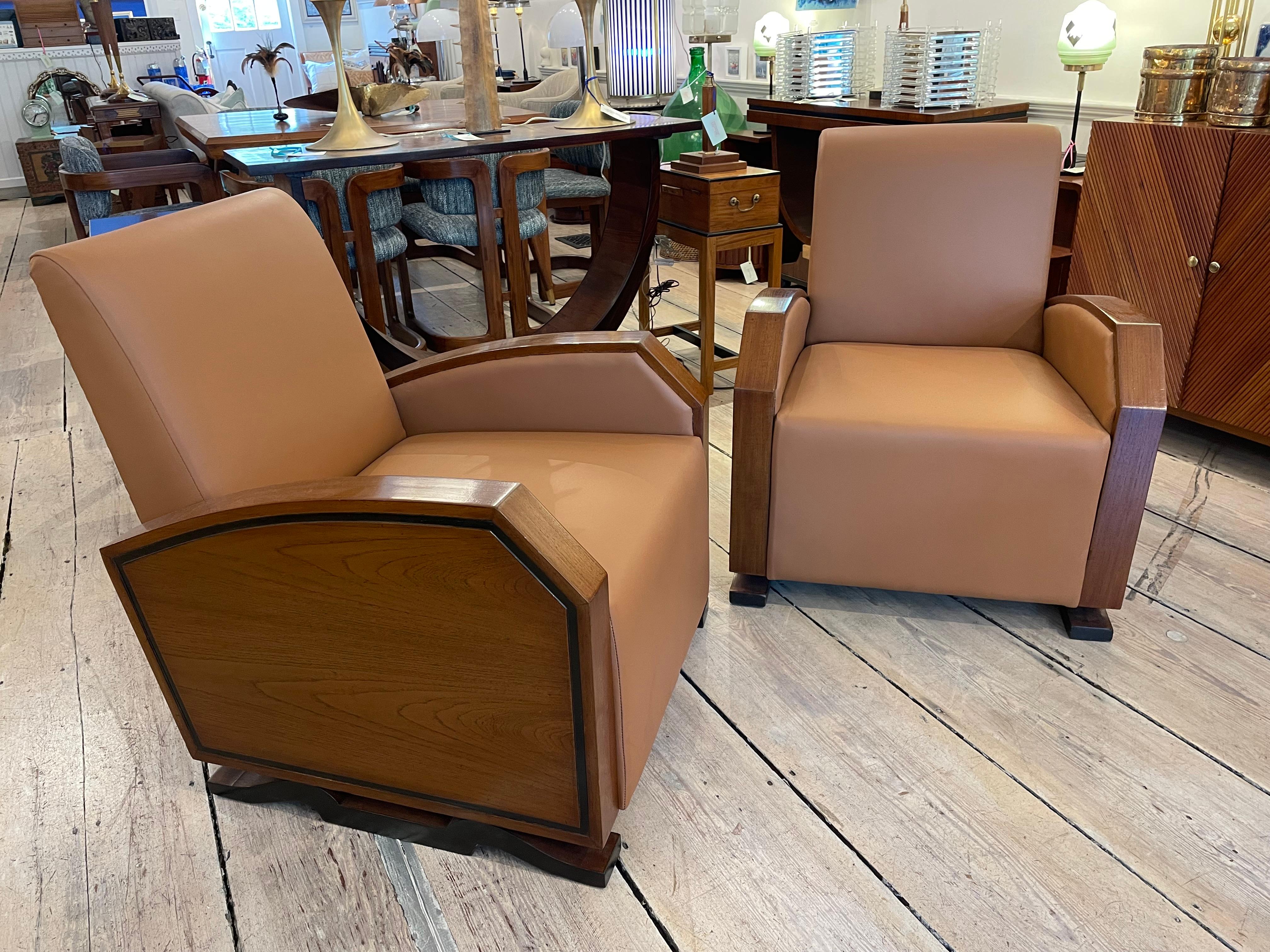 Una coppia di splendide poltrone da club europee del Mid-Century Modern in legno di teak con accenti in palissandro.  I sedili in pelle sono stati sostituiti e le sedie sono state rifinite.  Grande scala e comfort.  Anni '60 circa, Europeo.

La