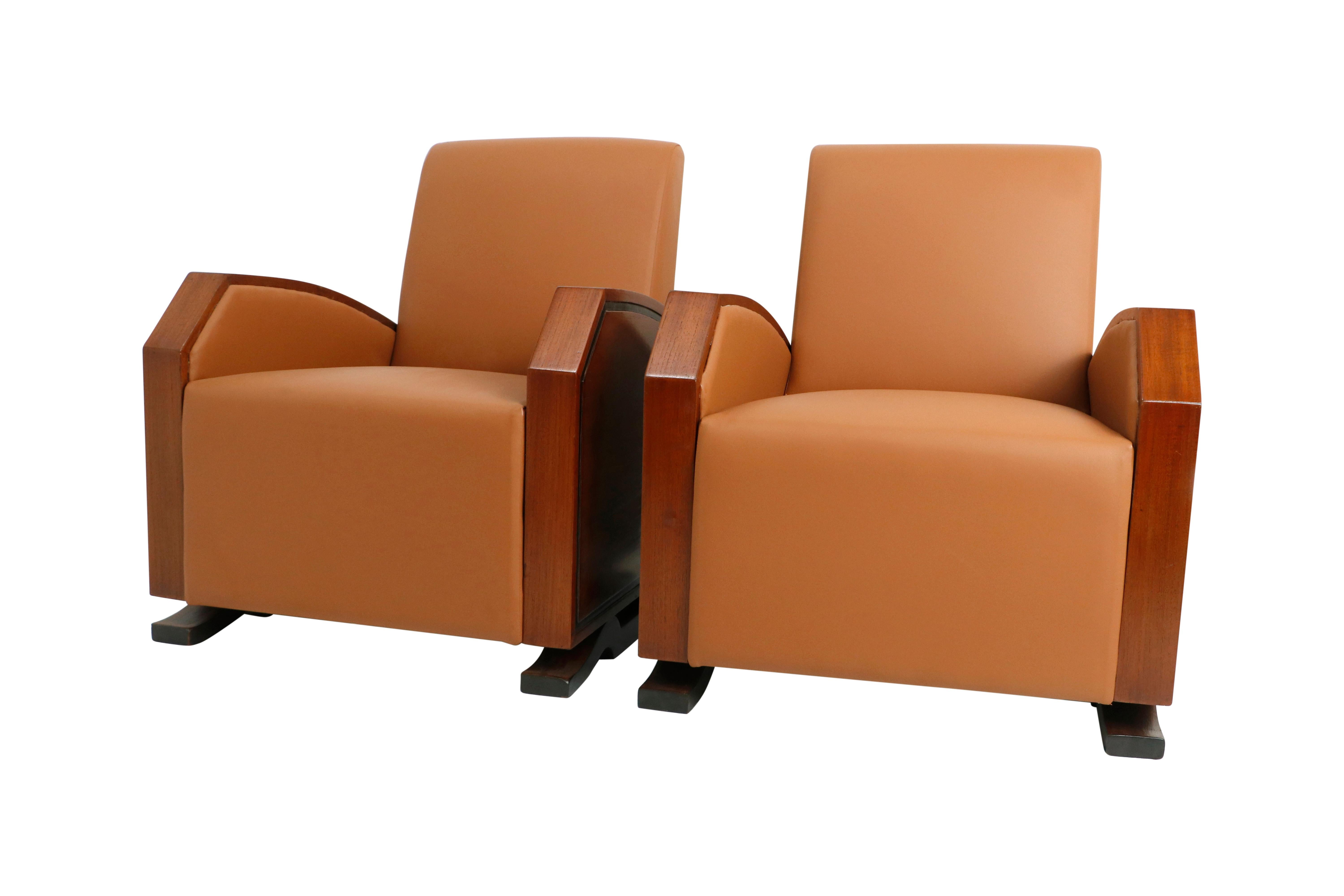 Mid-Century moderno Coppia di poltrone club in teak e palissandro della modernità di metà secolo in vendita