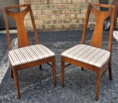 Pareja de sillas auxiliares modernas de mediados de siglo de teca y asiento tapizado