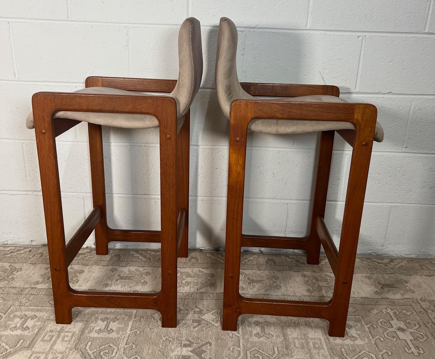 Pair of counter height bar stools by D-Scan. Original label underneath. Recently reupholstered by previous owner.

Dimensions:

18.25