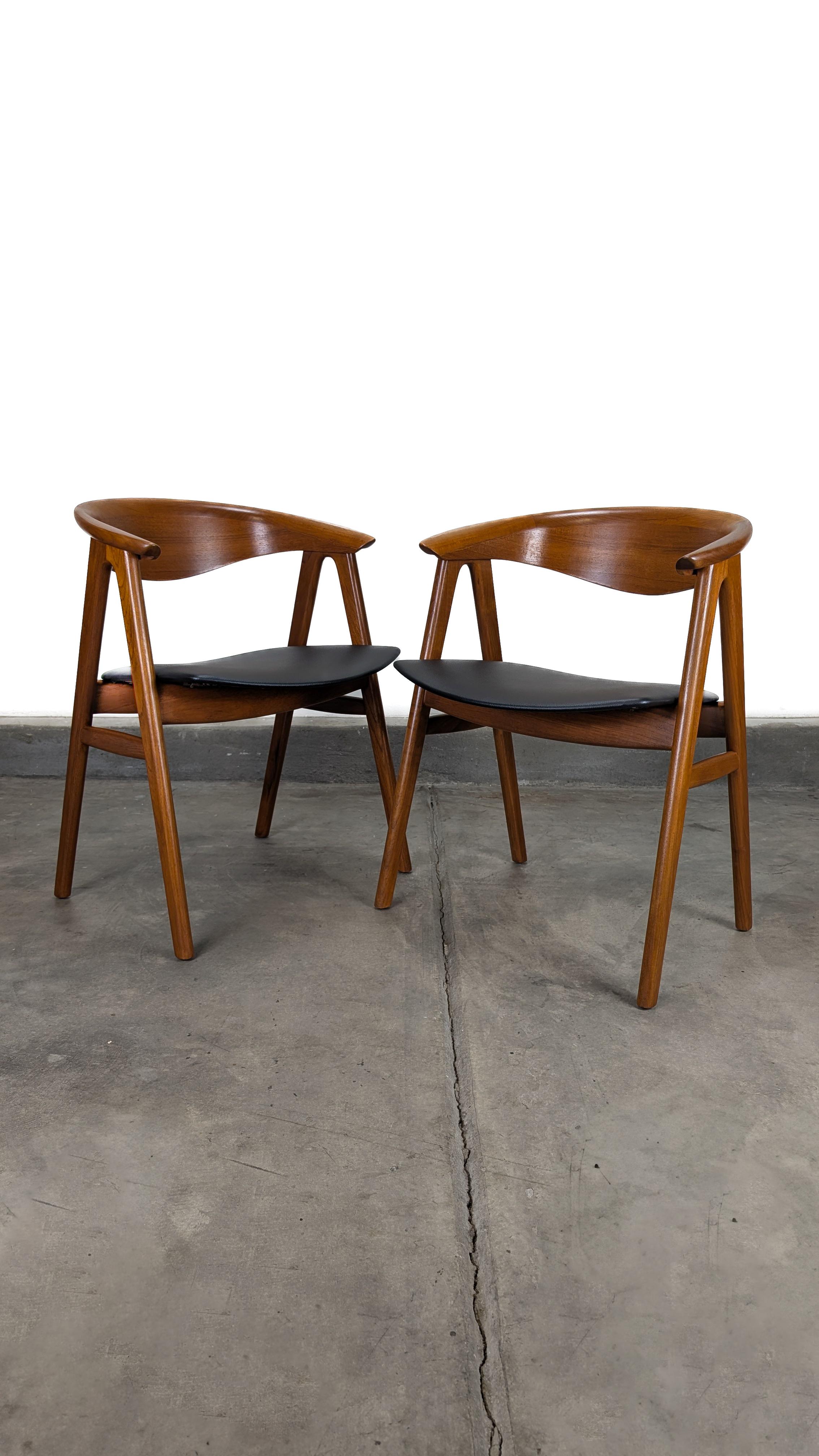 Dieses Paar Mid-Century Modern Model 52 Teakholz-Esszimmerstühle von Erik Kirkegaard für Høng Stolefabrik, Dänemark (ca. 1960er Jahre) zeigt die zeitlose Schönheit des skandinavischen Designs. Diese dänischen Stühle sind aus massivem Teakholz