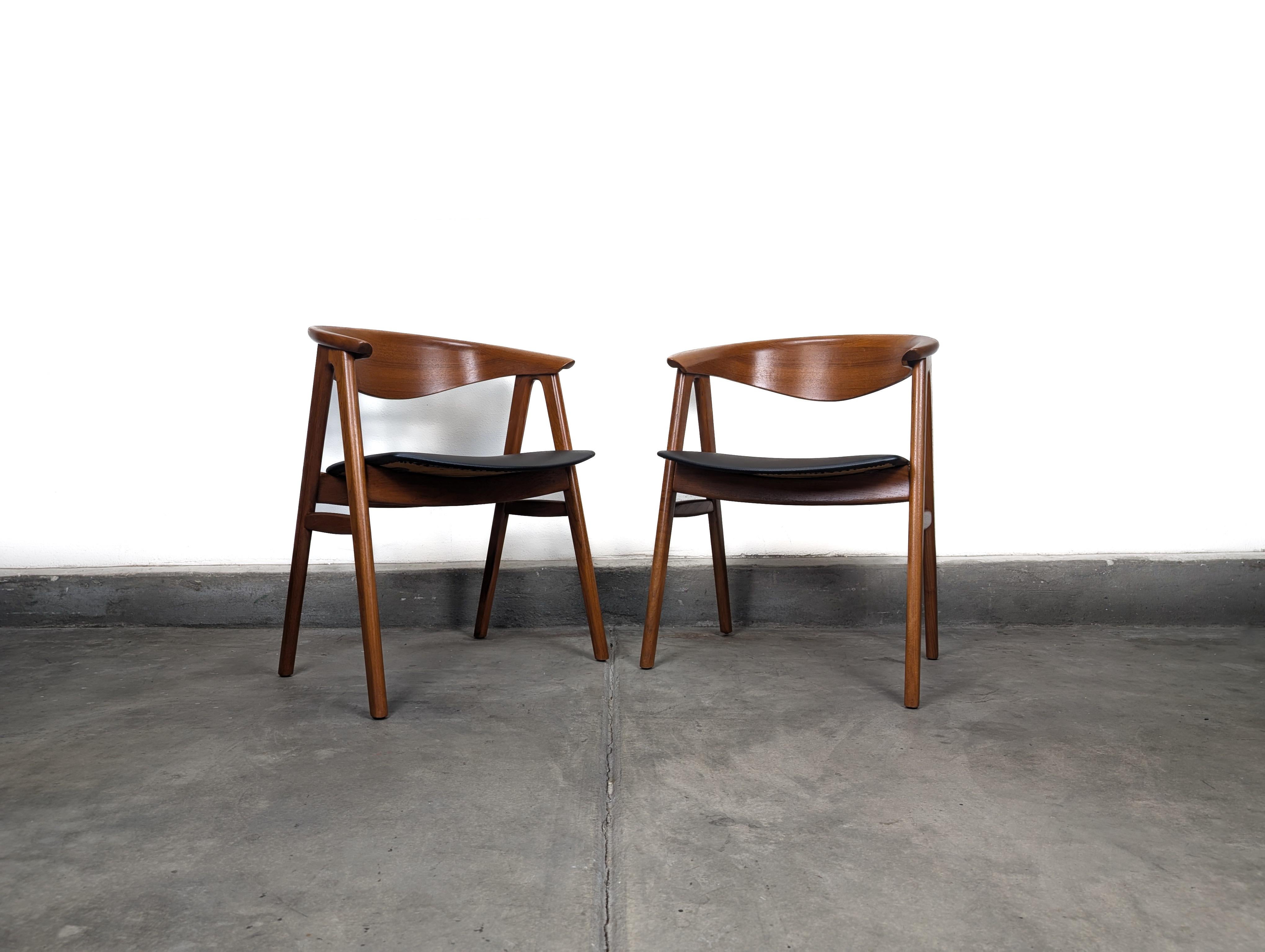 Paar moderne Teakholzstühle der Jahrhundertmitte, Model No. 52, von Erik Kirkegaard, um 1960 (Geschnitzt) im Angebot