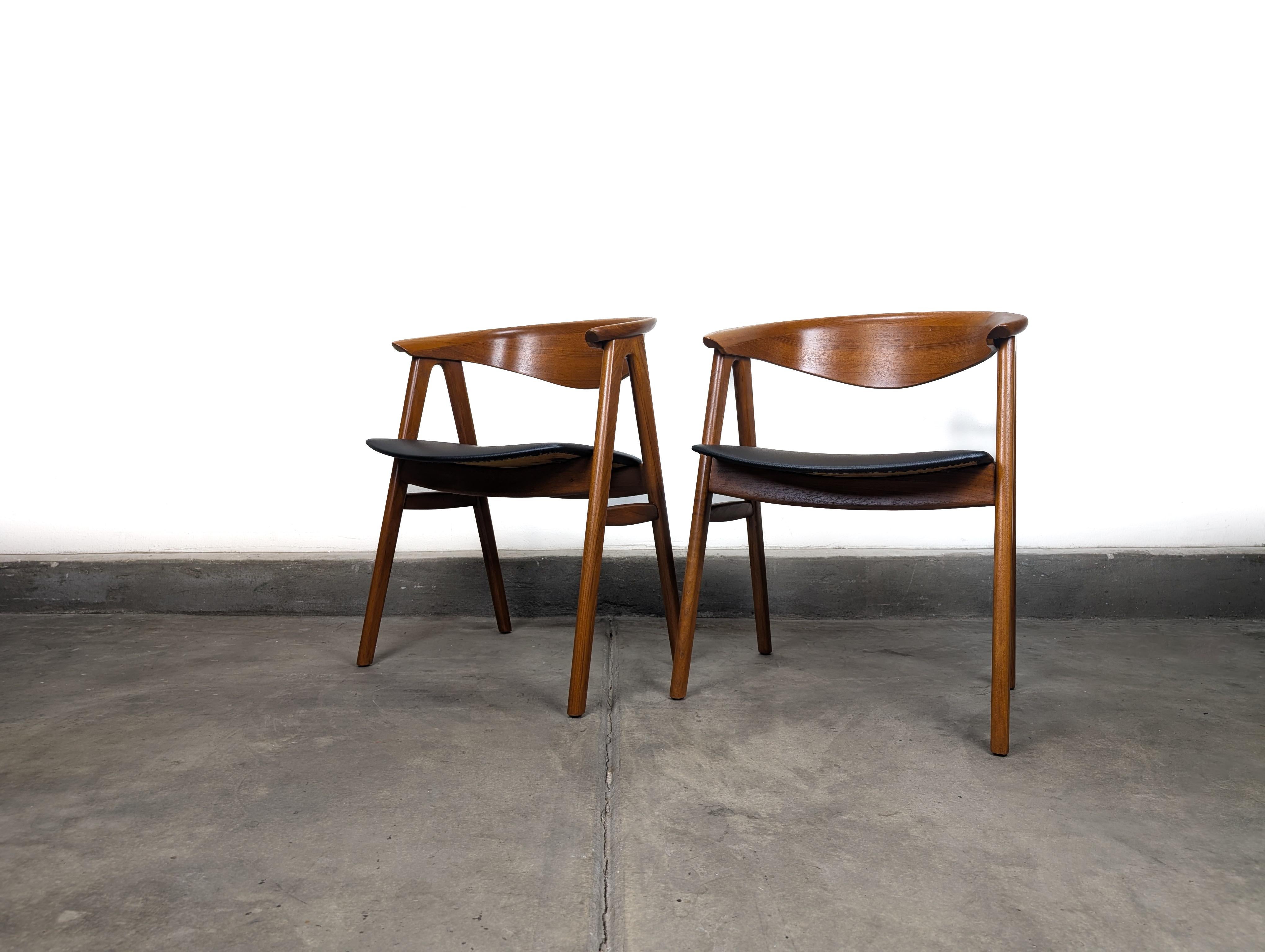 Paar moderne Teakholzstühle der Jahrhundertmitte, Model No. 52, von Erik Kirkegaard, um 1960 im Zustand „Hervorragend“ im Angebot in Chino Hills, CA
