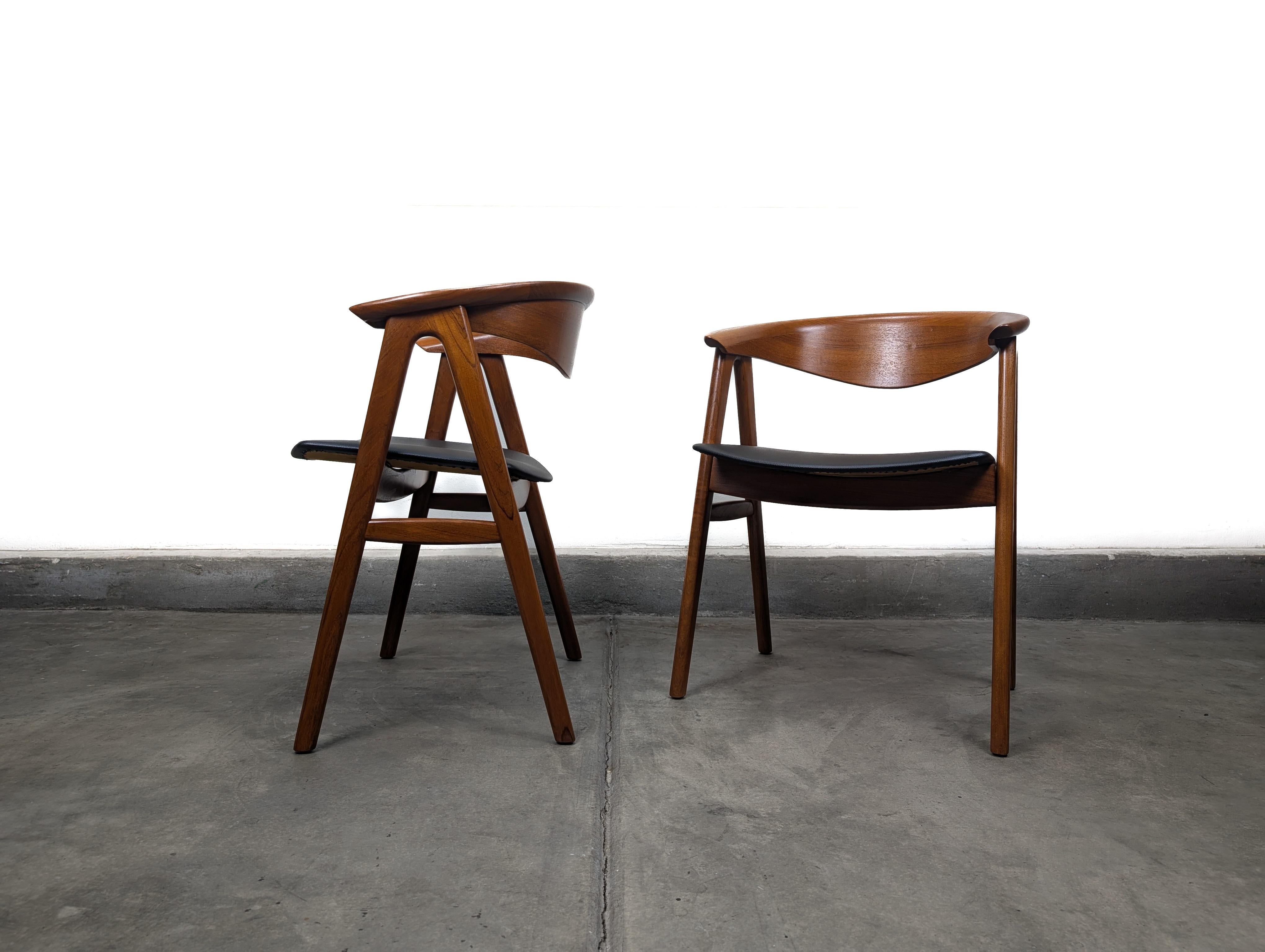 Paar moderne Teakholzstühle der Jahrhundertmitte, Model No. 52, von Erik Kirkegaard, um 1960 (Mitte des 20. Jahrhunderts) im Angebot