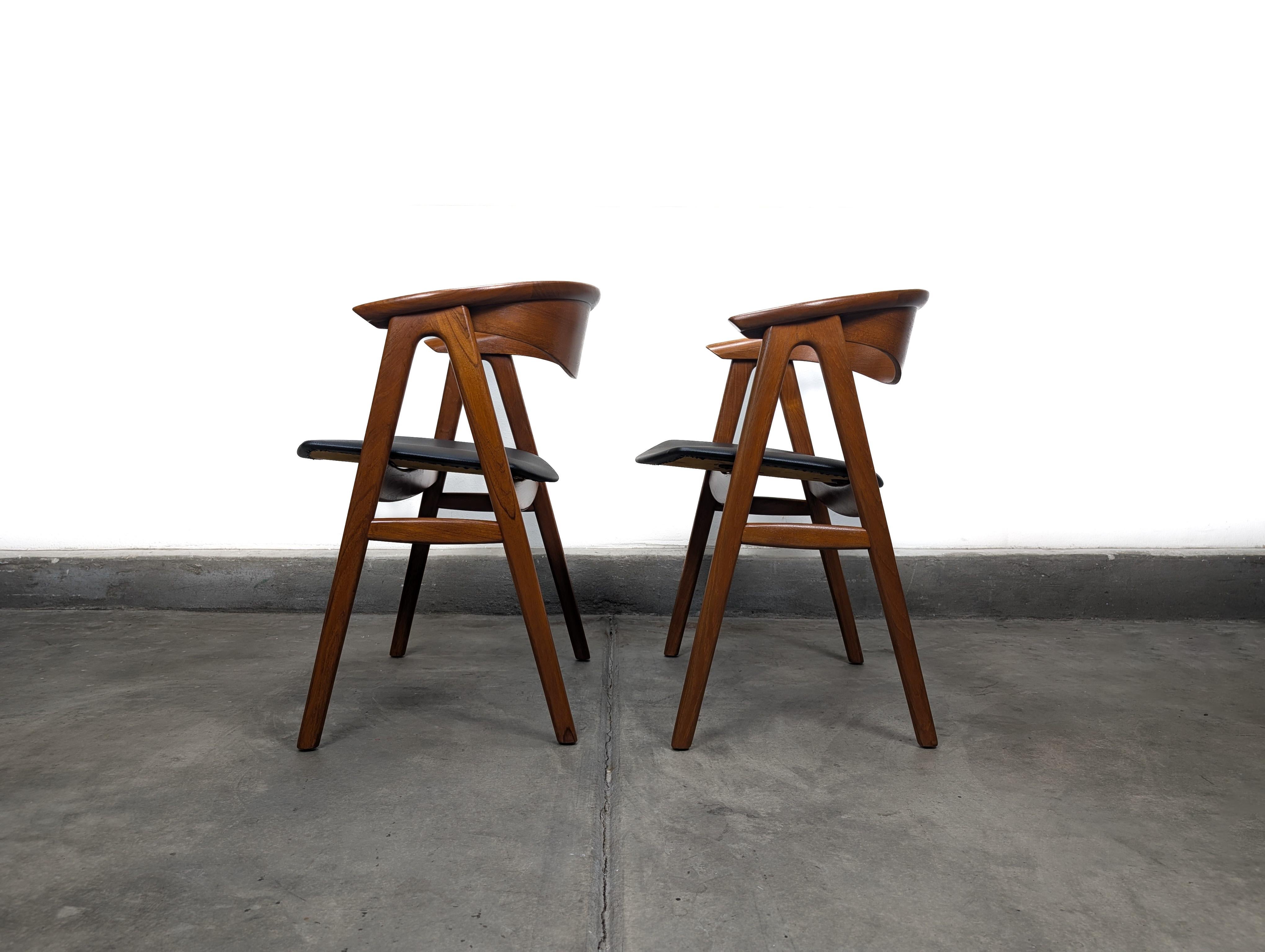 Paar moderne Teakholzstühle der Jahrhundertmitte, Model No. 52, von Erik Kirkegaard, um 1960 im Angebot 1