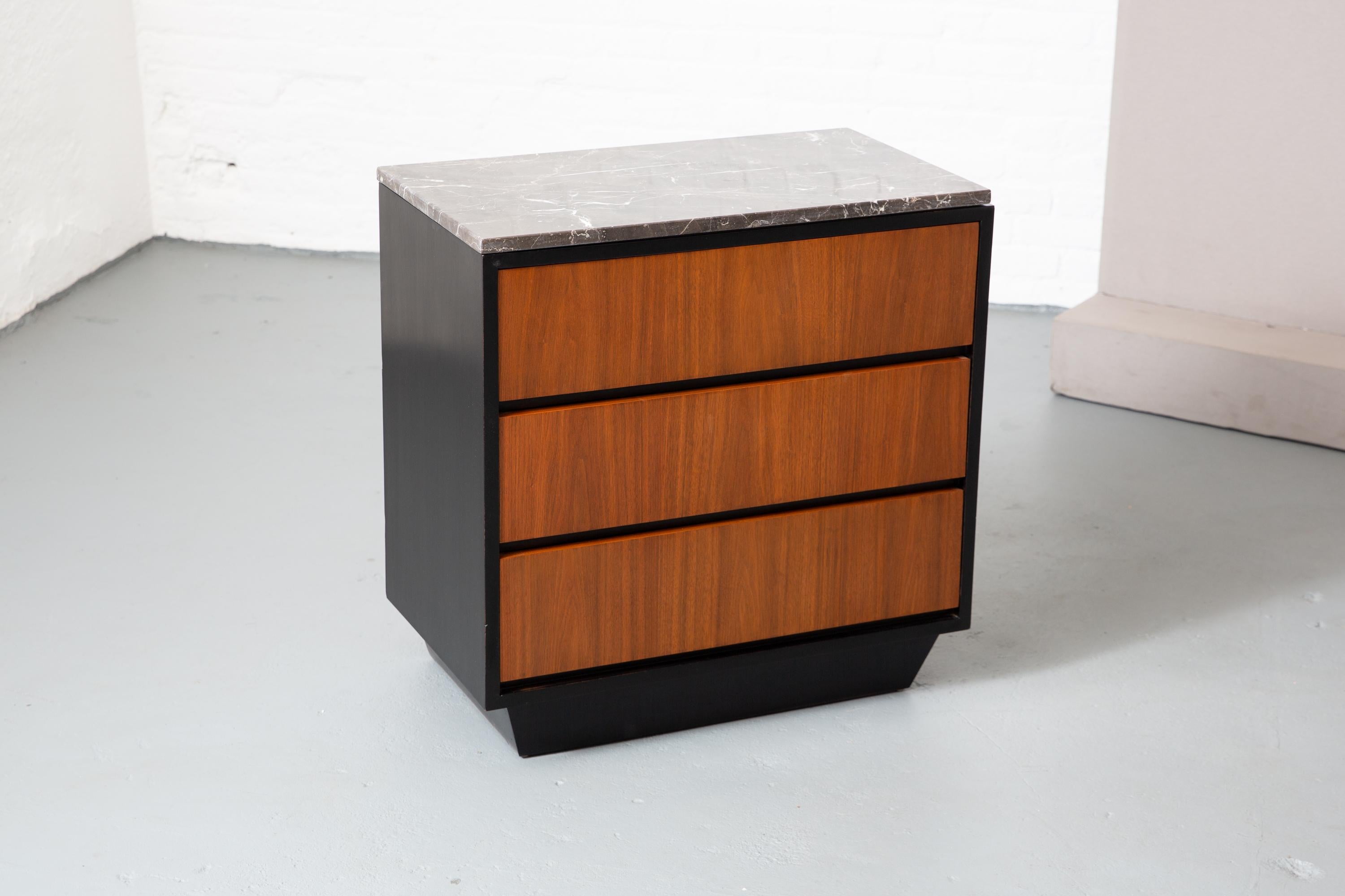 Pair of Mid-Century Modern Teak Chests with Marble Tops In Good Condition For Sale In New York, NY
