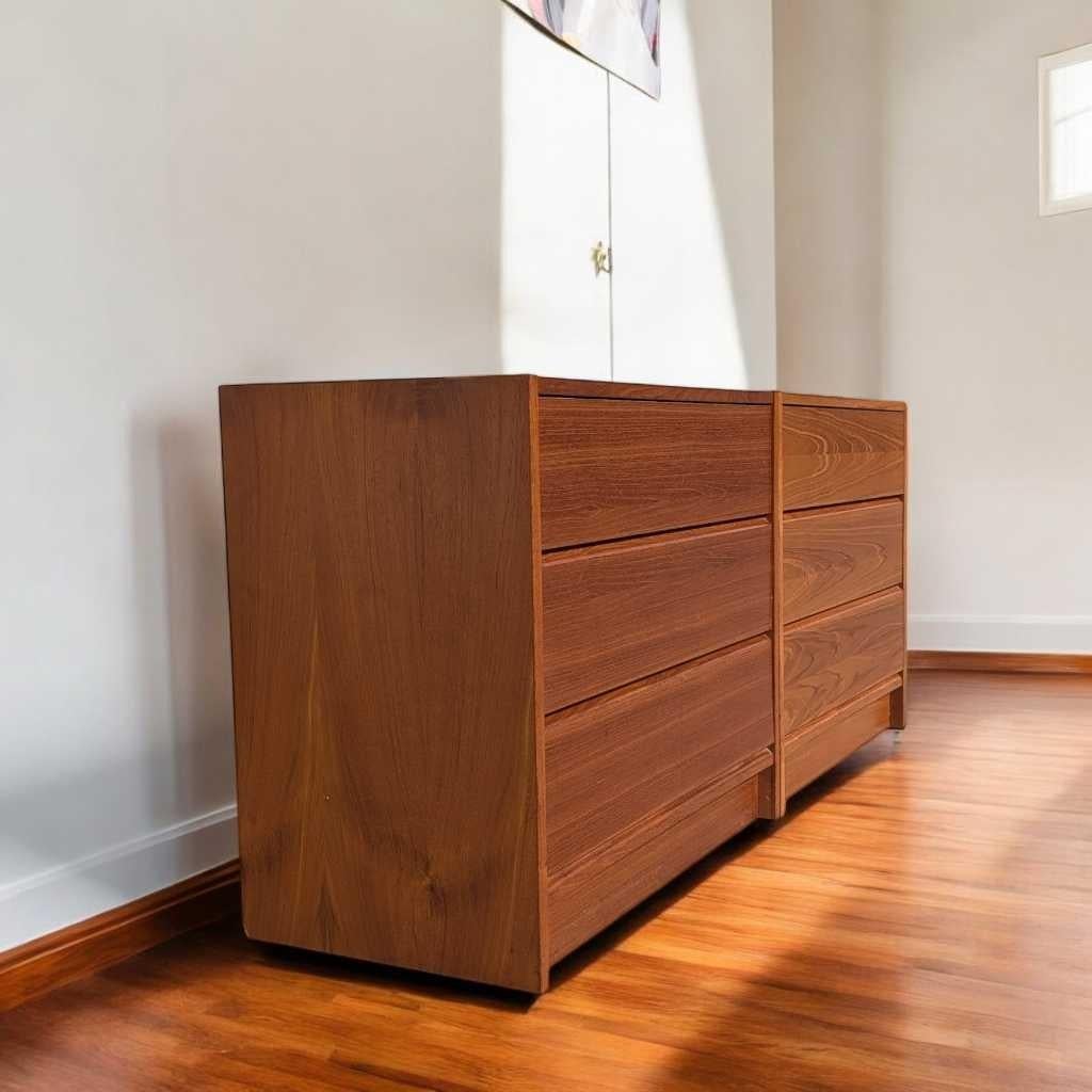 Pair of Mid-Century Modern Teak Dressers, Scandinavian Design, 1960s In condizioni buone in vendita a Rancho Cucamonga, CA